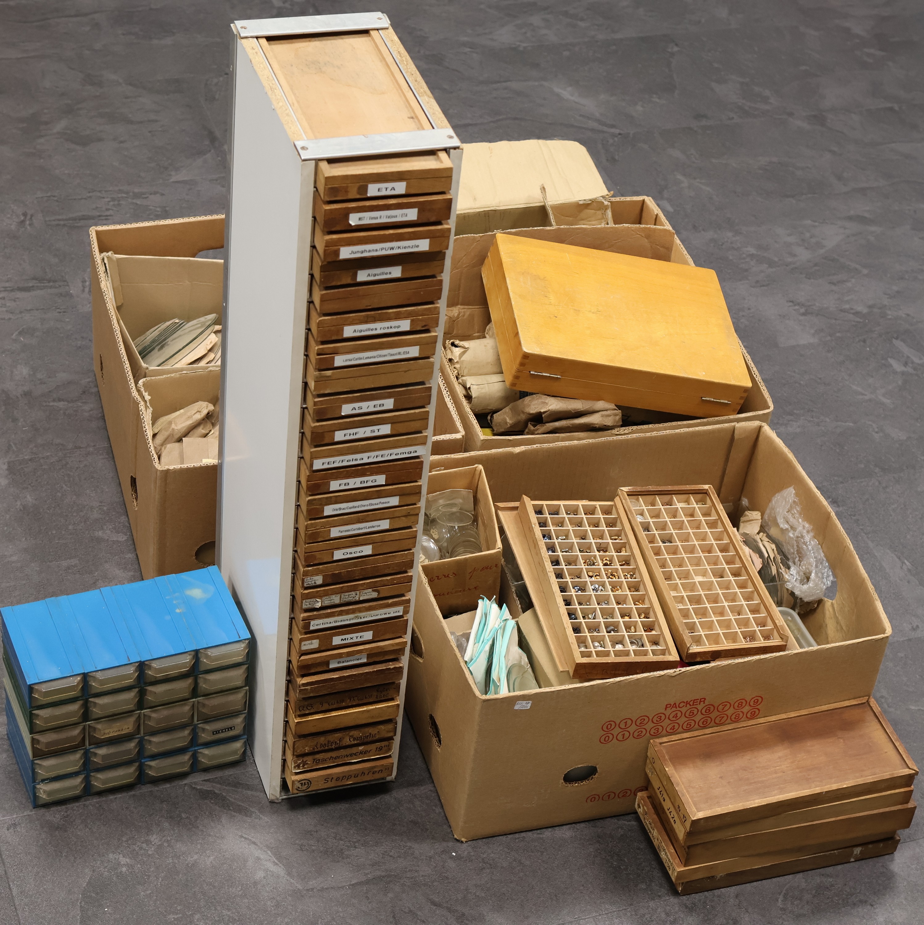 Image 27009374 - Reichhaltiges Konvolut bestehend aus diversen Ersatzteilen, u.a. Gläser u. Werkteile, ...