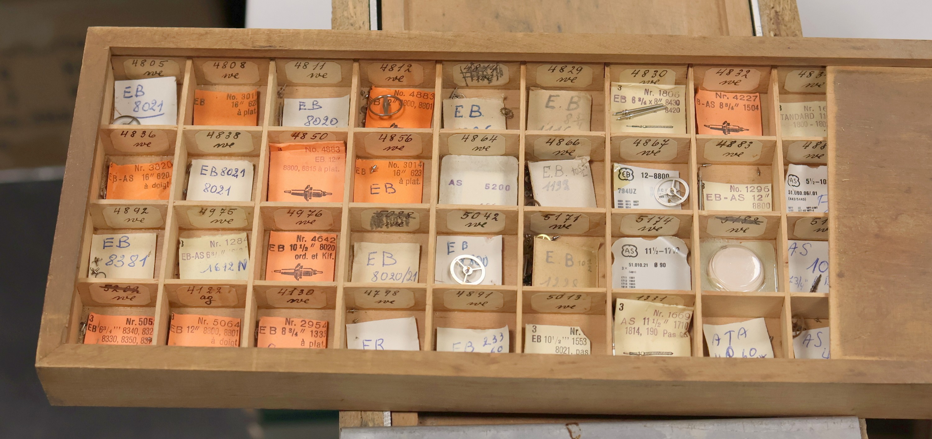Detail g: Reichhaltiges Konvolut bestehend aus diversen Ersatzteilen, u.a. Gläser u. Werkteile, als Ersatzteilspender zu gebrauchen