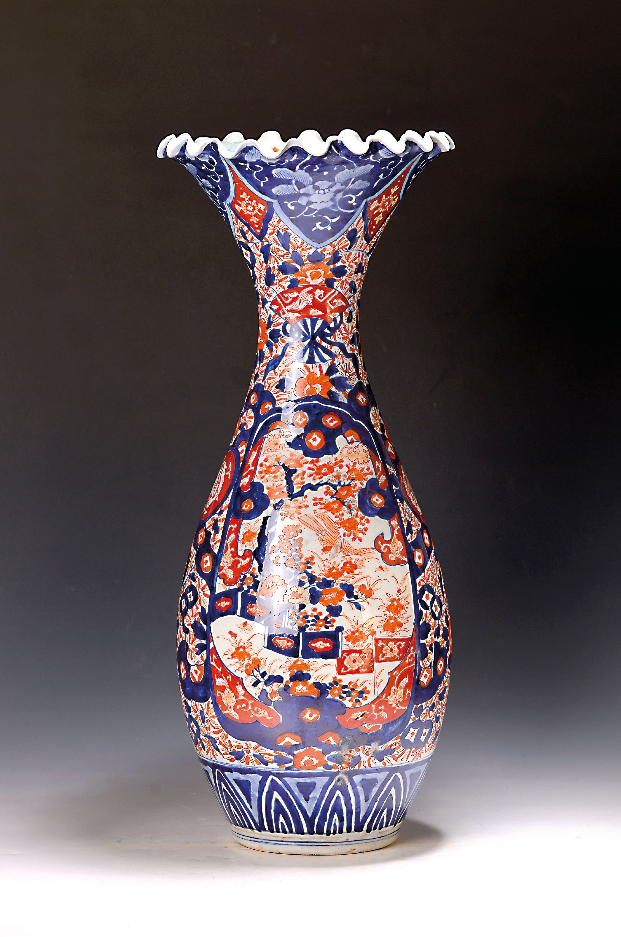 Image 27009377 - Große Vase, Imari, Japan, um 1900, Porzellan, reich dekoriert in kobaltblau und ...
