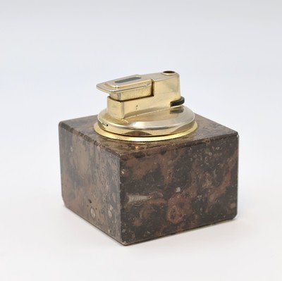 27009369a - ROLEX Tischfeuerzeug auf marmorierten Sockel, Schweiz, M. ca. 6,5 x 6 x 6 cm, Gew. ca. ...
