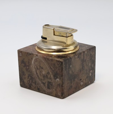 27009369b - ROLEX Tischfeuerzeug auf marmorierten Sockel, Schweiz, M. ca. 6,5 x 6 x 6 cm, Gew. ca. ...