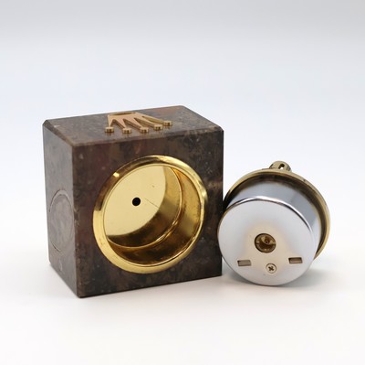 27009369d - ROLEX Tischfeuerzeug auf marmorierten Sockel, Schweiz, M. ca. 6,5 x 6 x 6 cm, Gew. ca. ...
