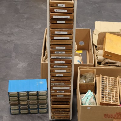 27009374a - Reichhaltiges Konvolut bestehend aus diversen Ersatzteilen, u.a. Gläser u. Werkteile, ...