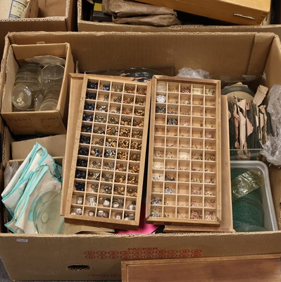 27009374b - Reichhaltiges Konvolut bestehend aus diversen Ersatzteilen, u.a. Gläser u. Werkteile, ...