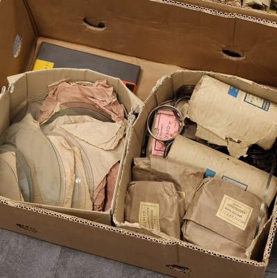 27009374d - Reichhaltiges Konvolut bestehend aus diversen Ersatzteilen, u.a. Gläser u. Werkteile, ...