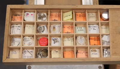 27009374e - Reichhaltiges Konvolut bestehend aus diversen Ersatzteilen, u.a. Gläser u. Werkteile, ...