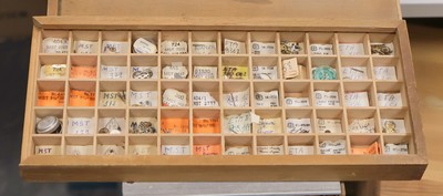 27009374f - Reichhaltiges Konvolut bestehend aus diversen Ersatzteilen, u.a. Gläser u. Werkteile, ...