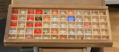 27009374h - Reichhaltiges Konvolut bestehend aus diversen Ersatzteilen, u.a. Gläser u. Werkteile, ...