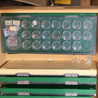 27009374i - Reichhaltiges Konvolut bestehend aus diversen Ersatzteilen, u.a. Gläser u. Werkteile, ...