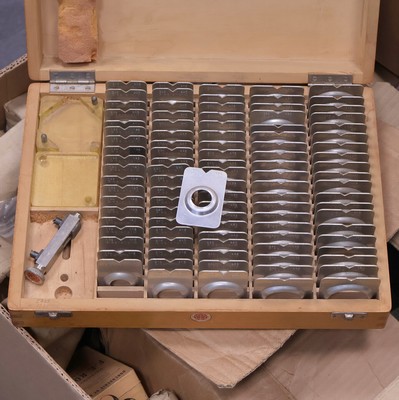 27009374j - Reichhaltiges Konvolut bestehend aus diversen Ersatzteilen, u.a. Gläser u. Werkteile, ...