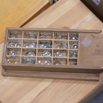 27009374k - Reichhaltiges Konvolut bestehend aus diversen Ersatzteilen, u.a. Gläser u. Werkteile, ...