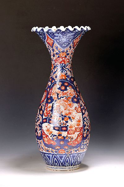 Image Große Vase, Imari, Japan, um 1900, Porzellan, reich dekoriert in kobaltblau und ...