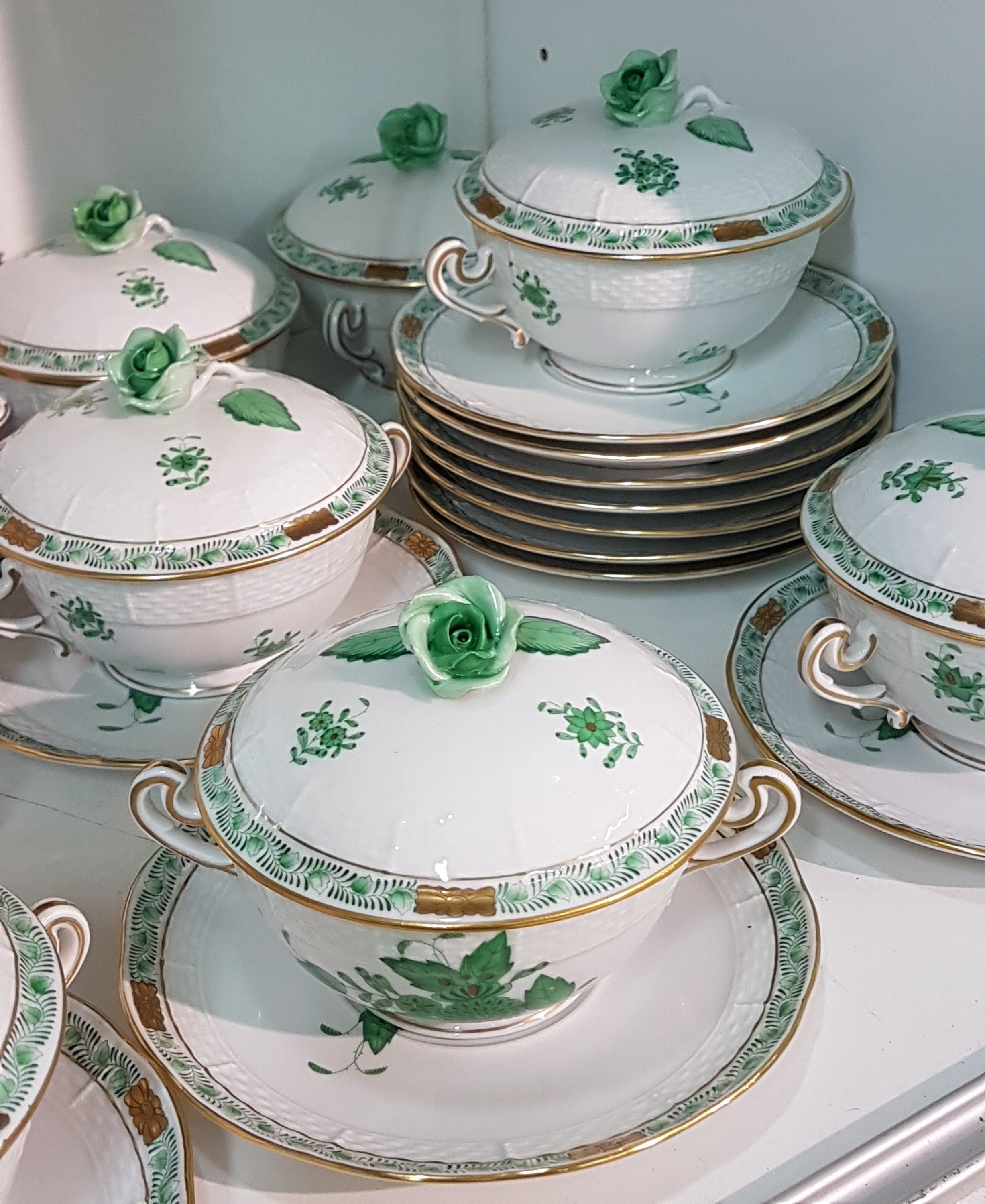 Detail b: Speiseservice Apponyi grün, Herend, Ungarn, Porzellan, Goldstaffage, 12 Speiseteller D. 25,5 cm, 12 Suppentassen mit Deckel und UT, Sauciere mit UT, ...