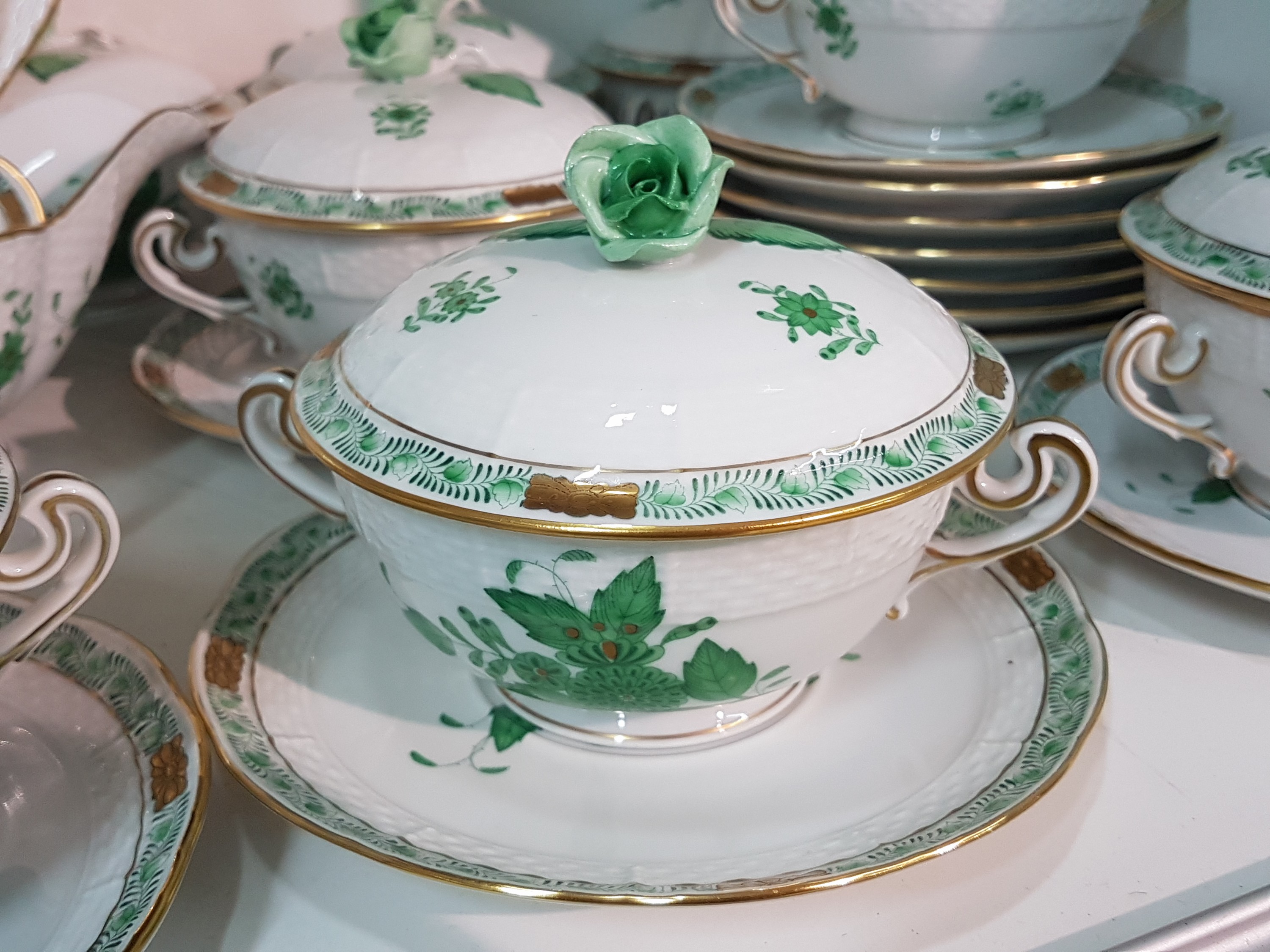 Detail c: Speiseservice Apponyi grün, Herend, Ungarn, Porzellan, Goldstaffage, 12 Speiseteller D. 25,5 cm, 12 Suppentassen mit Deckel und UT, Sauciere mit UT, ...