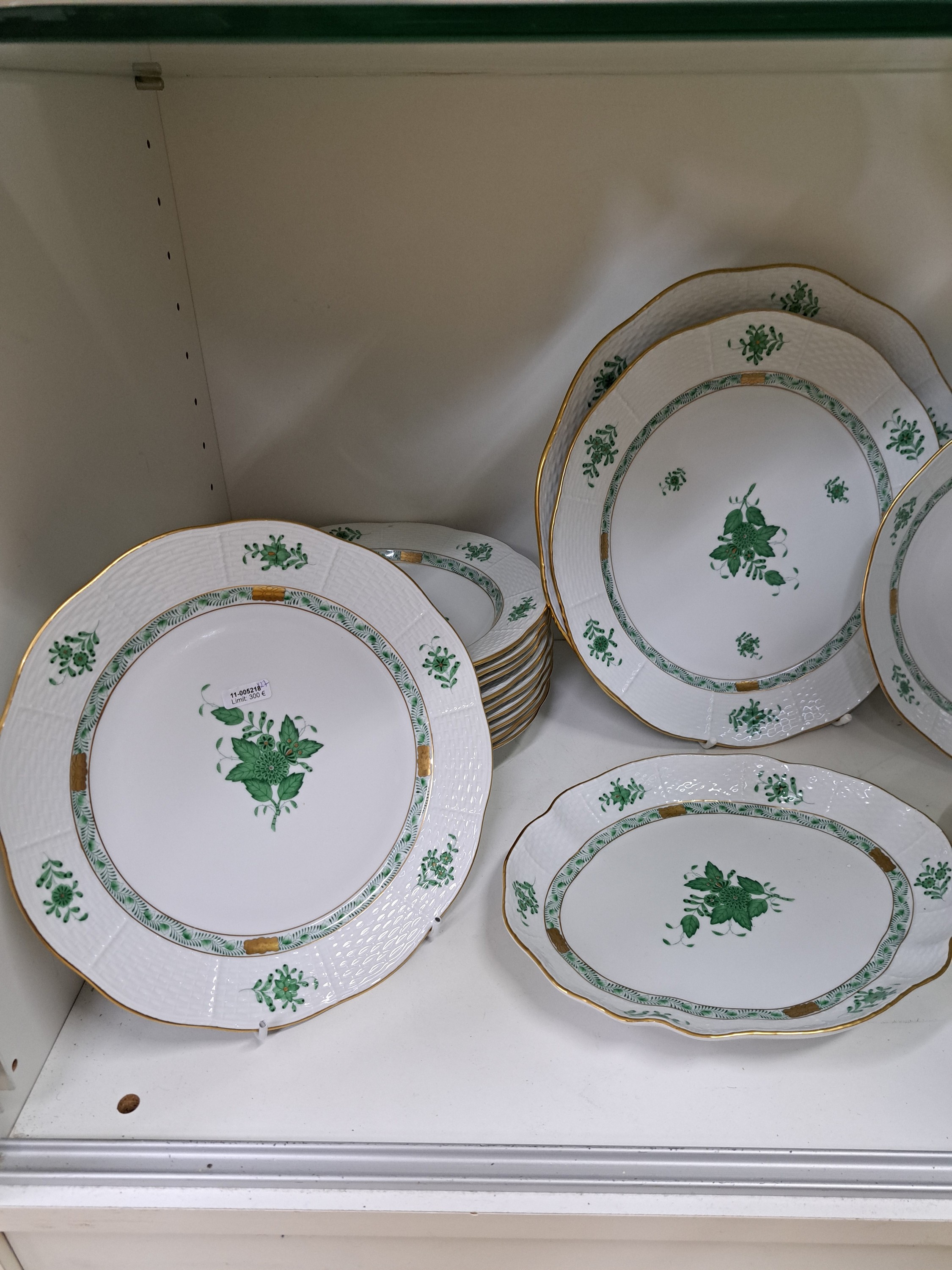Detail a: Serviceteile Apponyi grün, Herend, Ungarn, Porzellan, Goldstaffage, 11 Speiseteller D. 26 cm, 10 Suppenteller 25 cm, flache Schüssel D. 25,5 cm, 2 ...