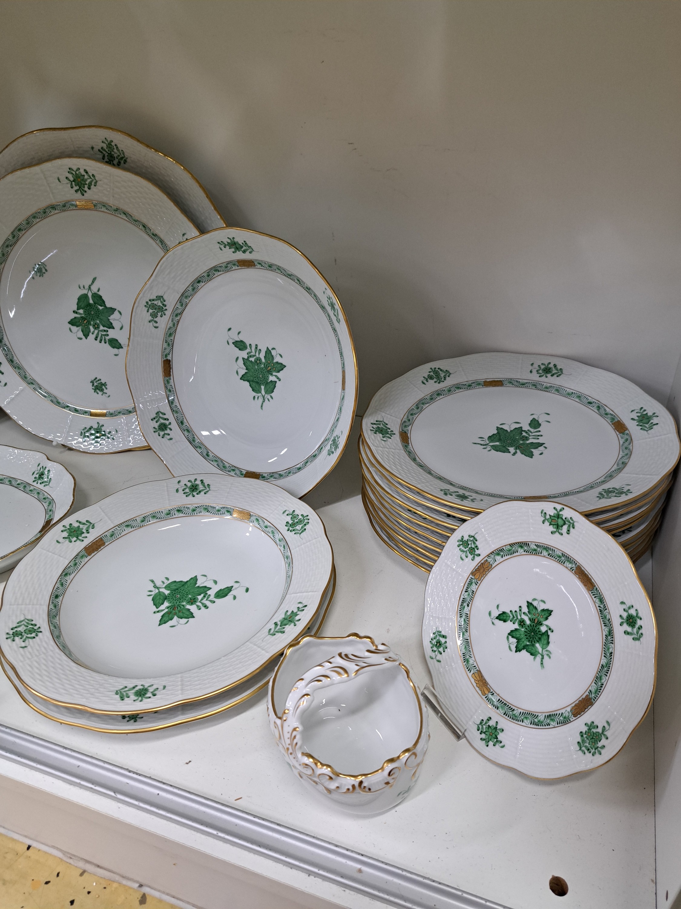 Detail c: Serviceteile Apponyi grün, Herend, Ungarn, Porzellan, Goldstaffage, 11 Speiseteller D. 26 cm, 10 Suppenteller 25 cm, flache Schüssel D. 25,5 cm, 2 ...