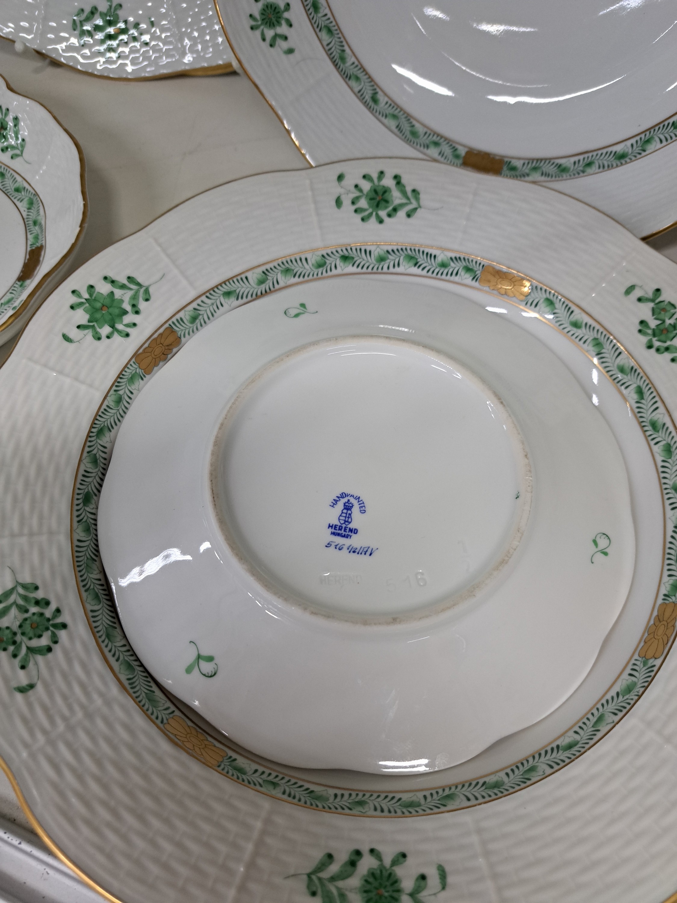 Detail e: Serviceteile Apponyi grün, Herend, Ungarn, Porzellan, Goldstaffage, 11 Speiseteller D. 26 cm, 10 Suppenteller 25 cm, flache Schüssel D. 25,5 cm, 2 ...