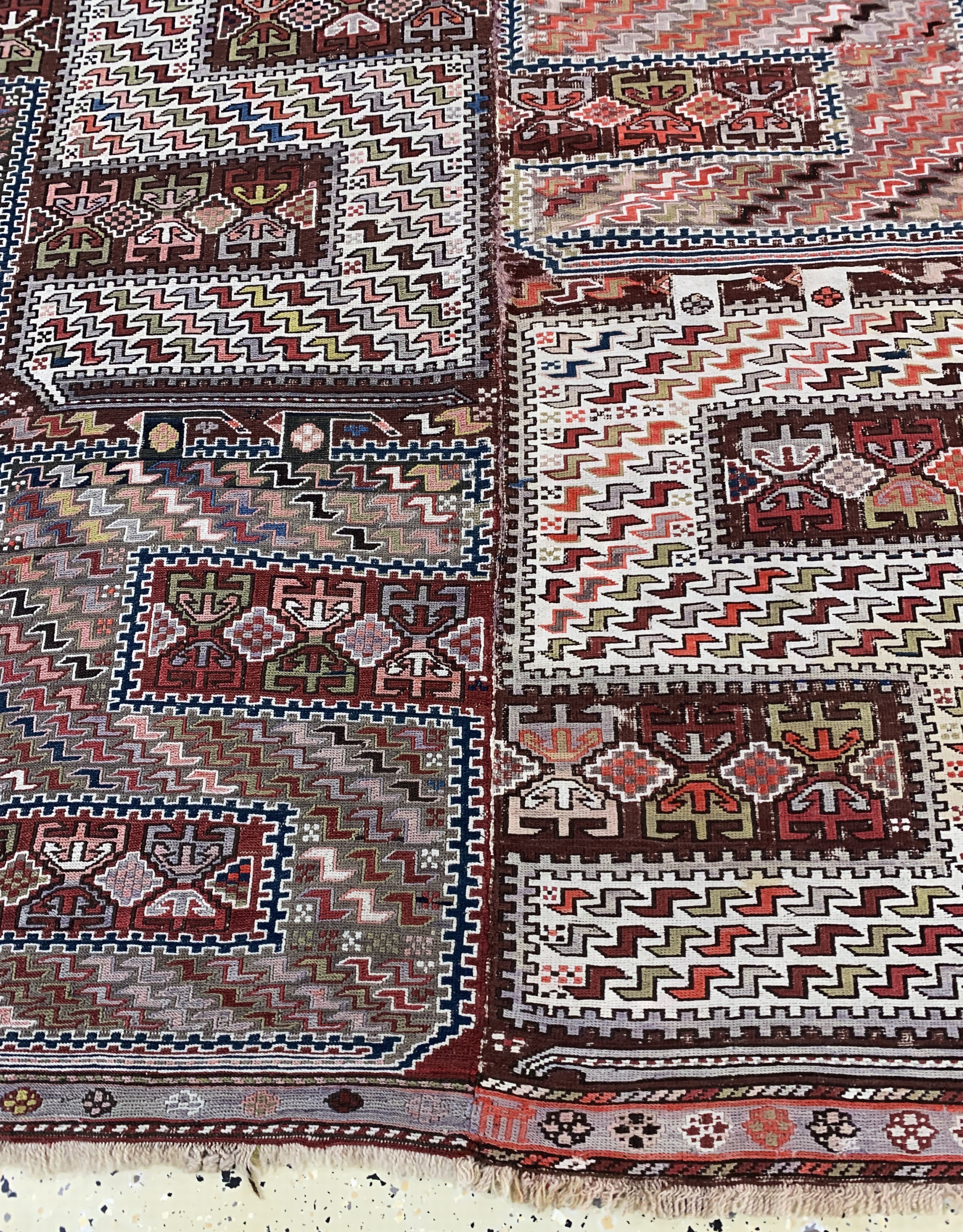 Detail b: Sileh"Drachen-Sumakh", Kaukasus, um 1900, Wolle auf Wolle, ca. 270 x 200 cm, EHZ: 2, (kleine Restaurierungen)