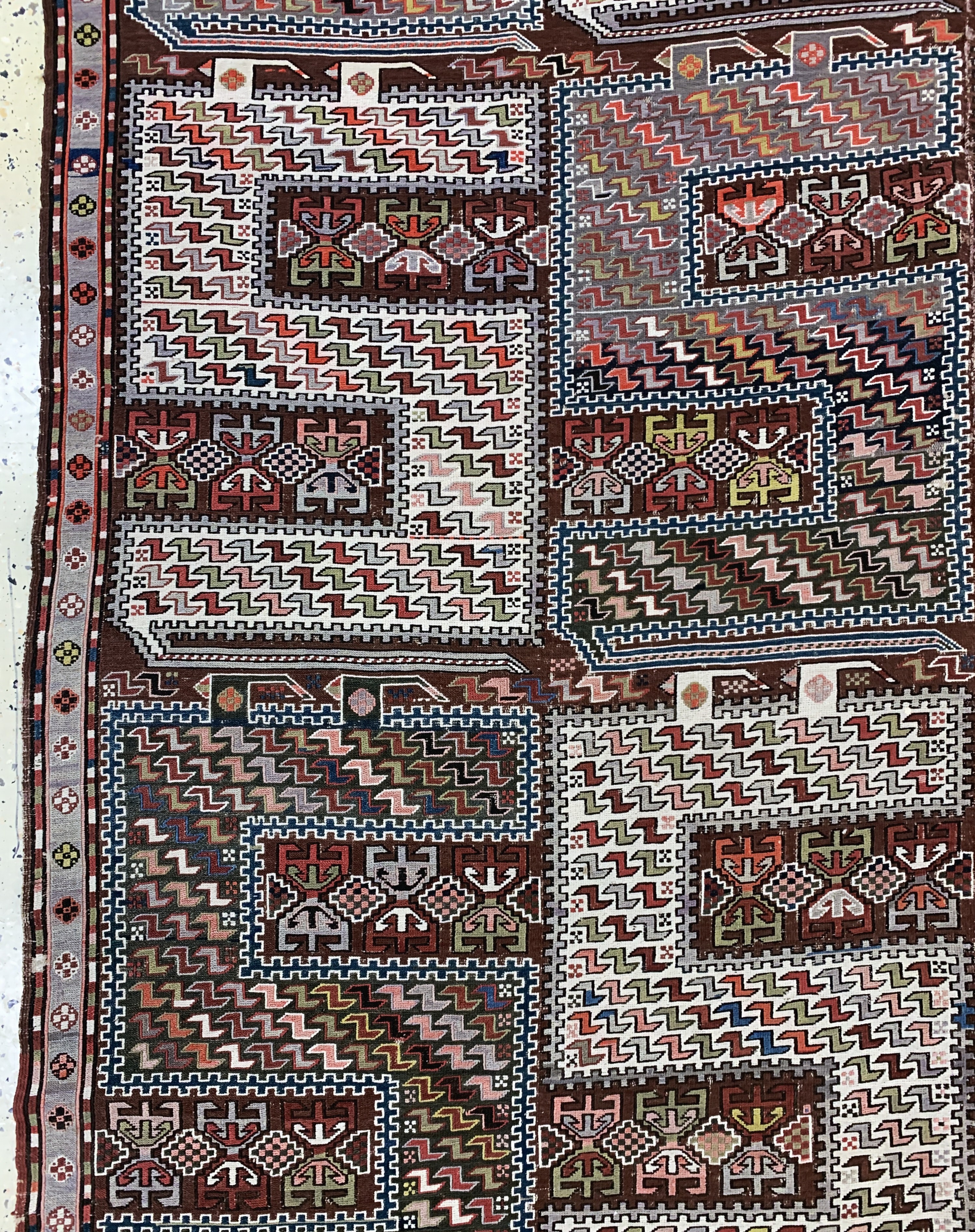 Detail d: Sileh"Drachen-Sumakh", Kaukasus, um 1900, Wolle auf Wolle, ca. 270 x 200 cm, EHZ: 2, (kleine Restaurierungen)