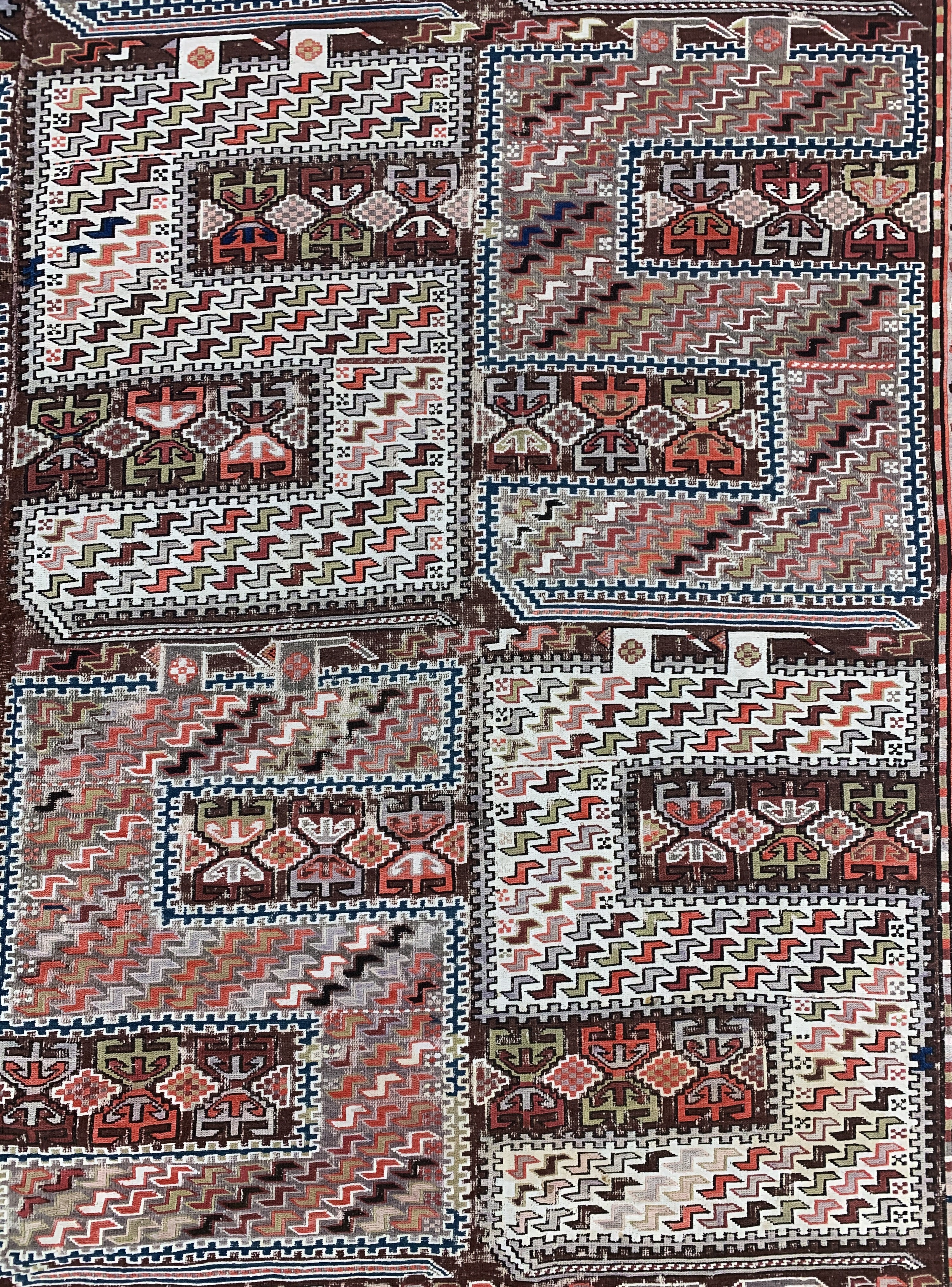 Detail e: Sileh"Drachen-Sumakh", Kaukasus, um 1900, Wolle auf Wolle, ca. 270 x 200 cm, EHZ: 2, (kleine Restaurierungen)