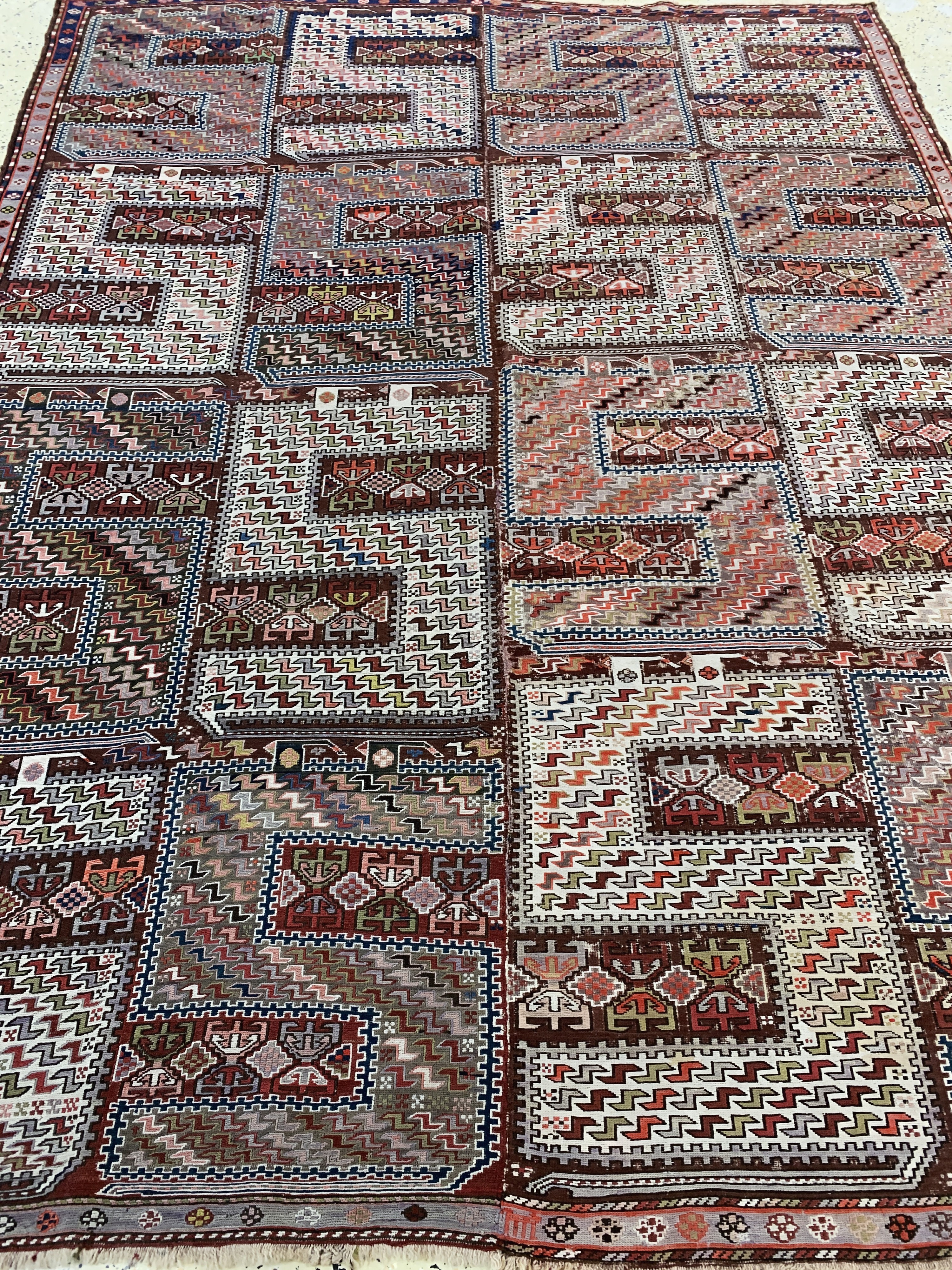 Detail j: Sileh"Drachen-Sumakh", Kaukasus, um 1900, Wolle auf Wolle, ca. 270 x 200 cm, EHZ: 2, (kleine Restaurierungen)