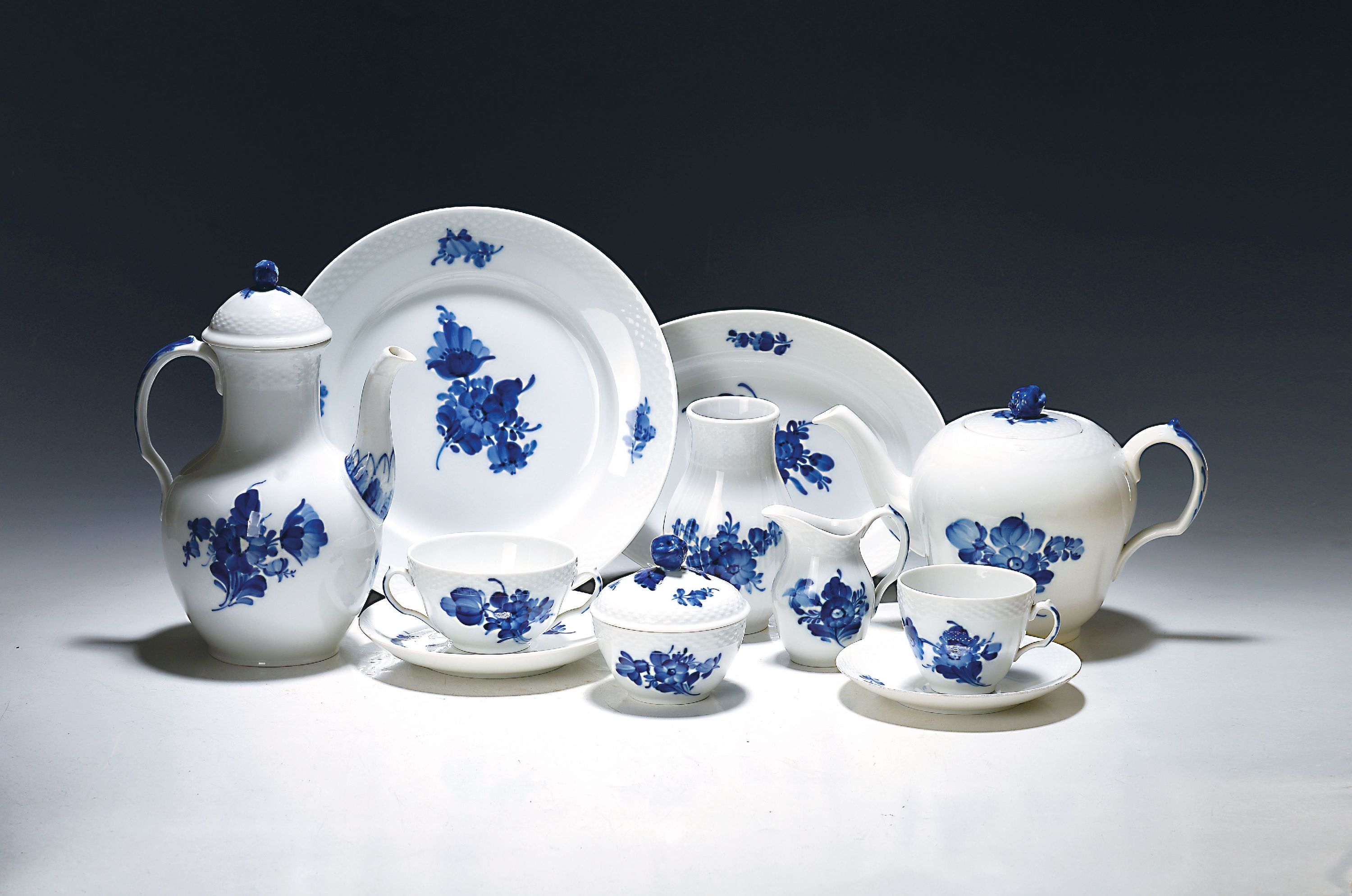 Image 27009892 - Tafelservice, Blaue Blume, Royal Copenhagen, Porzellan, 6 Kaffee- und 6 Teetassen mit ...