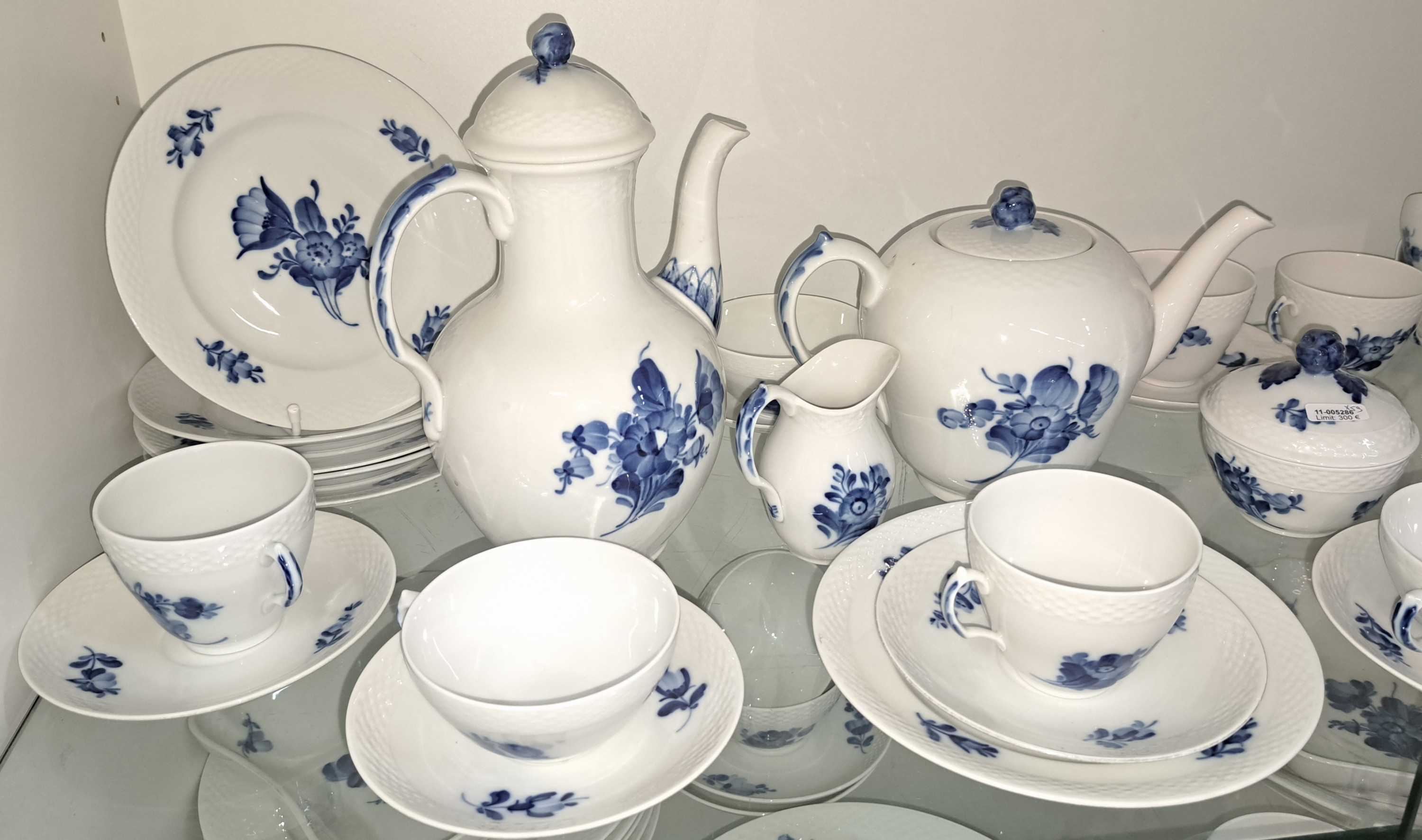 Detail a: Tafelservice, Blaue Blume, Royal Copenhagen, Porzellan, 6 Kaffee- und 6 Teetassen mit insgesamt 6 UT, Kaffeekanne, Teekanne, Sahnegießer und ...