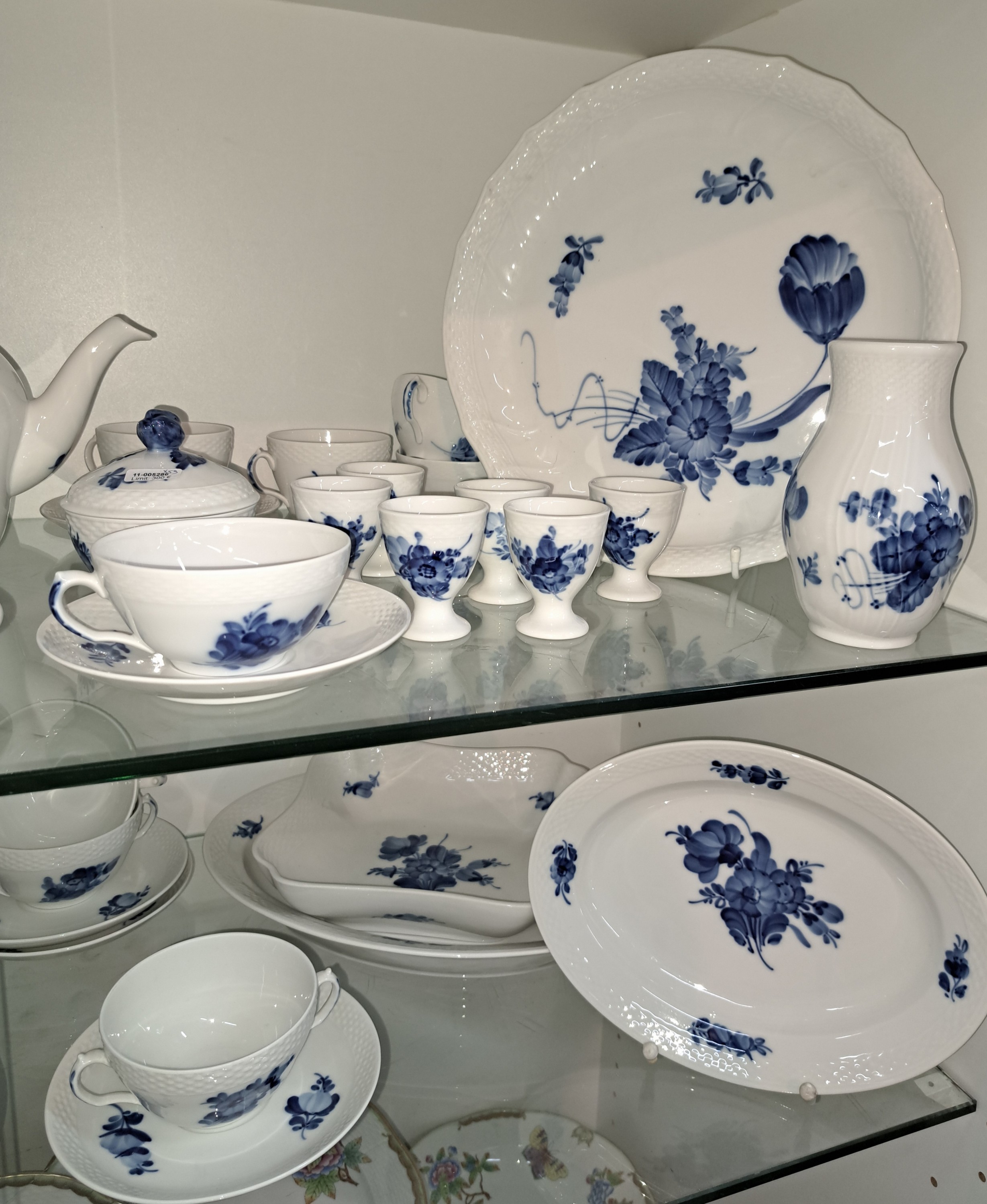 Detail b: Tafelservice, Blaue Blume, Royal Copenhagen, Porzellan, 6 Kaffee- und 6 Teetassen mit insgesamt 6 UT, Kaffeekanne, Teekanne, Sahnegießer und ...