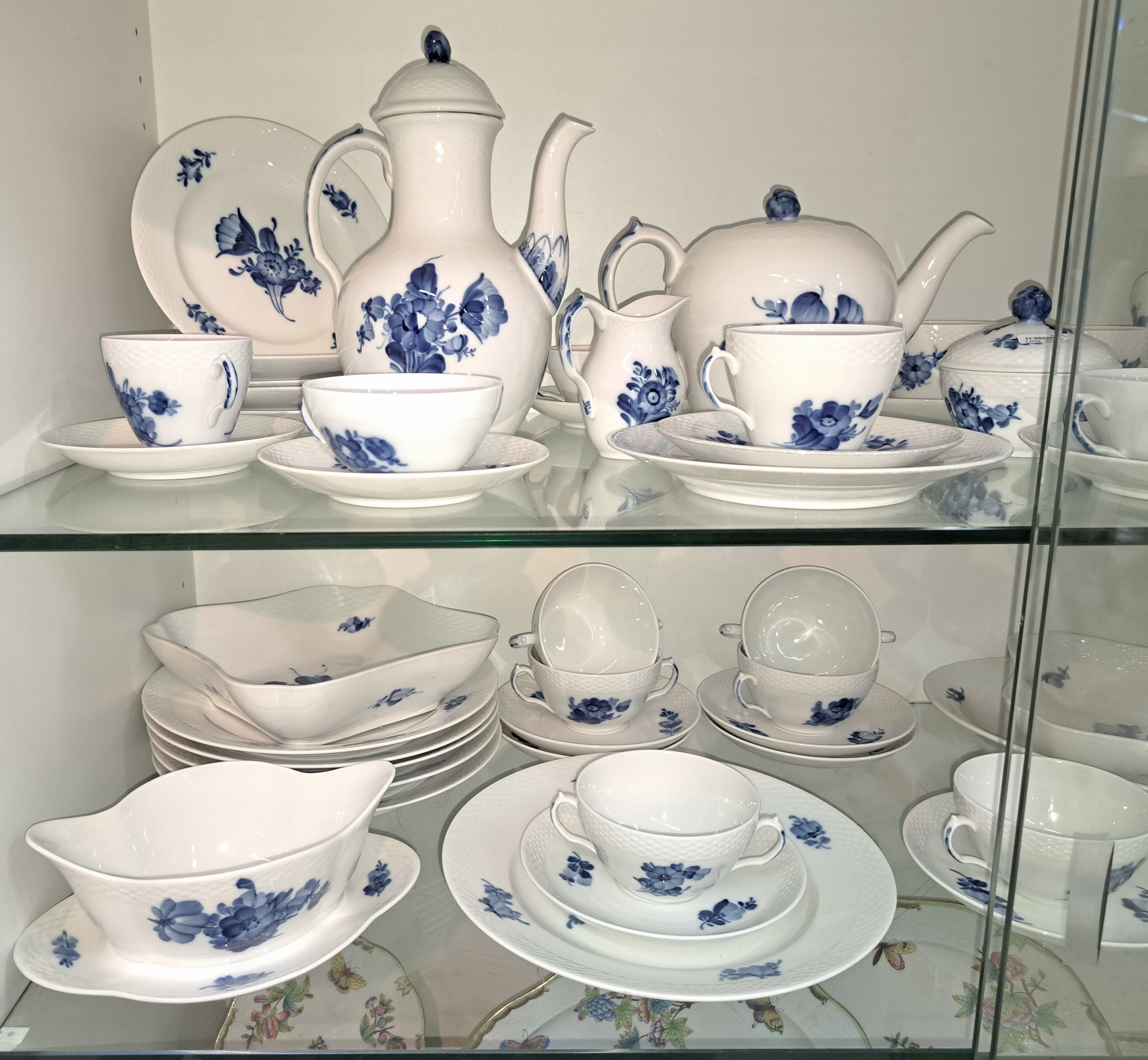 Detail c: Tafelservice, Blaue Blume, Royal Copenhagen, Porzellan, 6 Kaffee- und 6 Teetassen mit insgesamt 6 UT, Kaffeekanne, Teekanne, Sahnegießer und ...