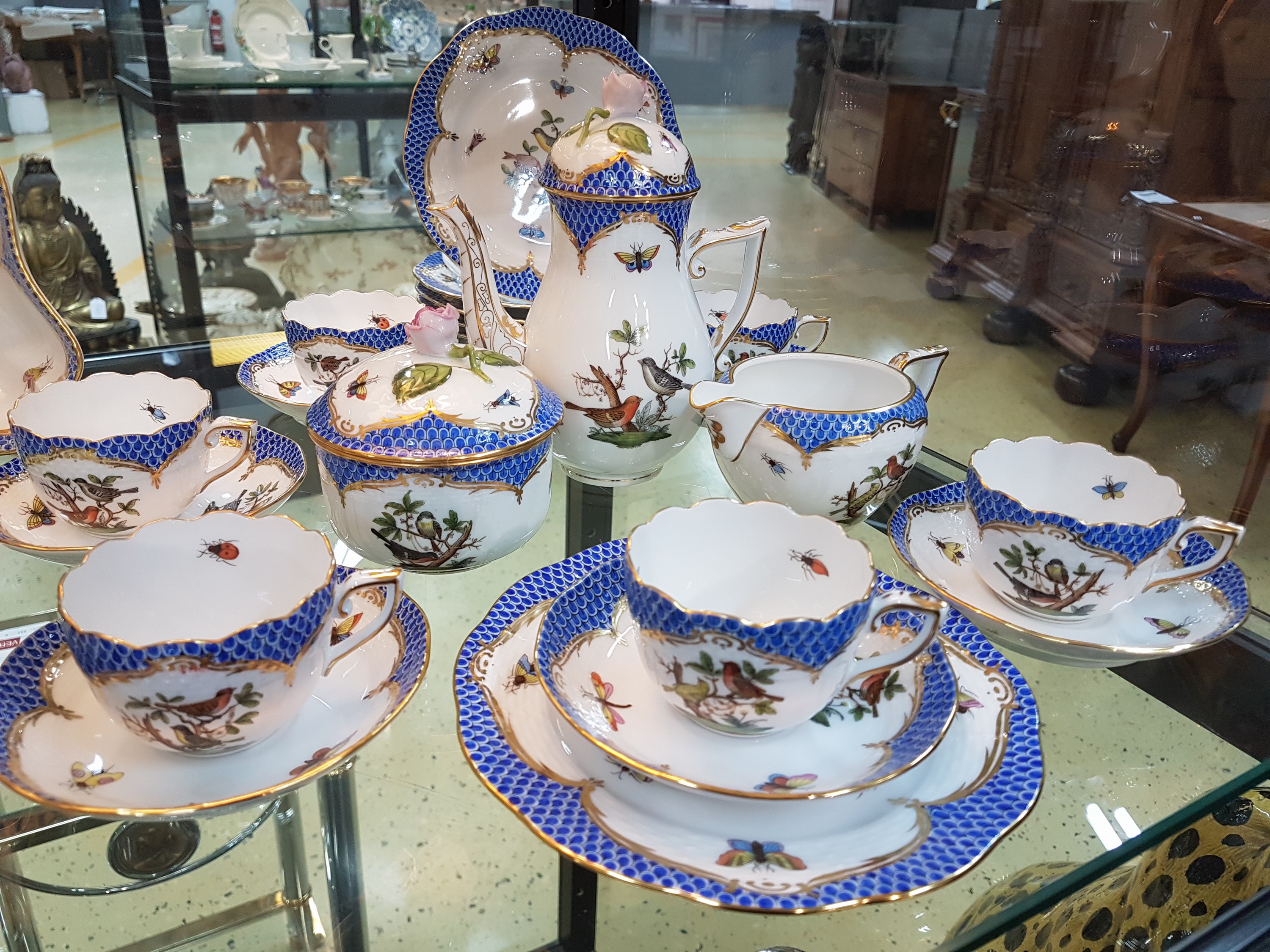 Detail a: Mokkaservice, Rothschild mit blauem Schuppenmuster, Herend, Ungarn, Porzellan, Goldstaffage, 6 Tässchen mit UT,6 GebäcktellerD. 17 cm, Mokkakanne, ...