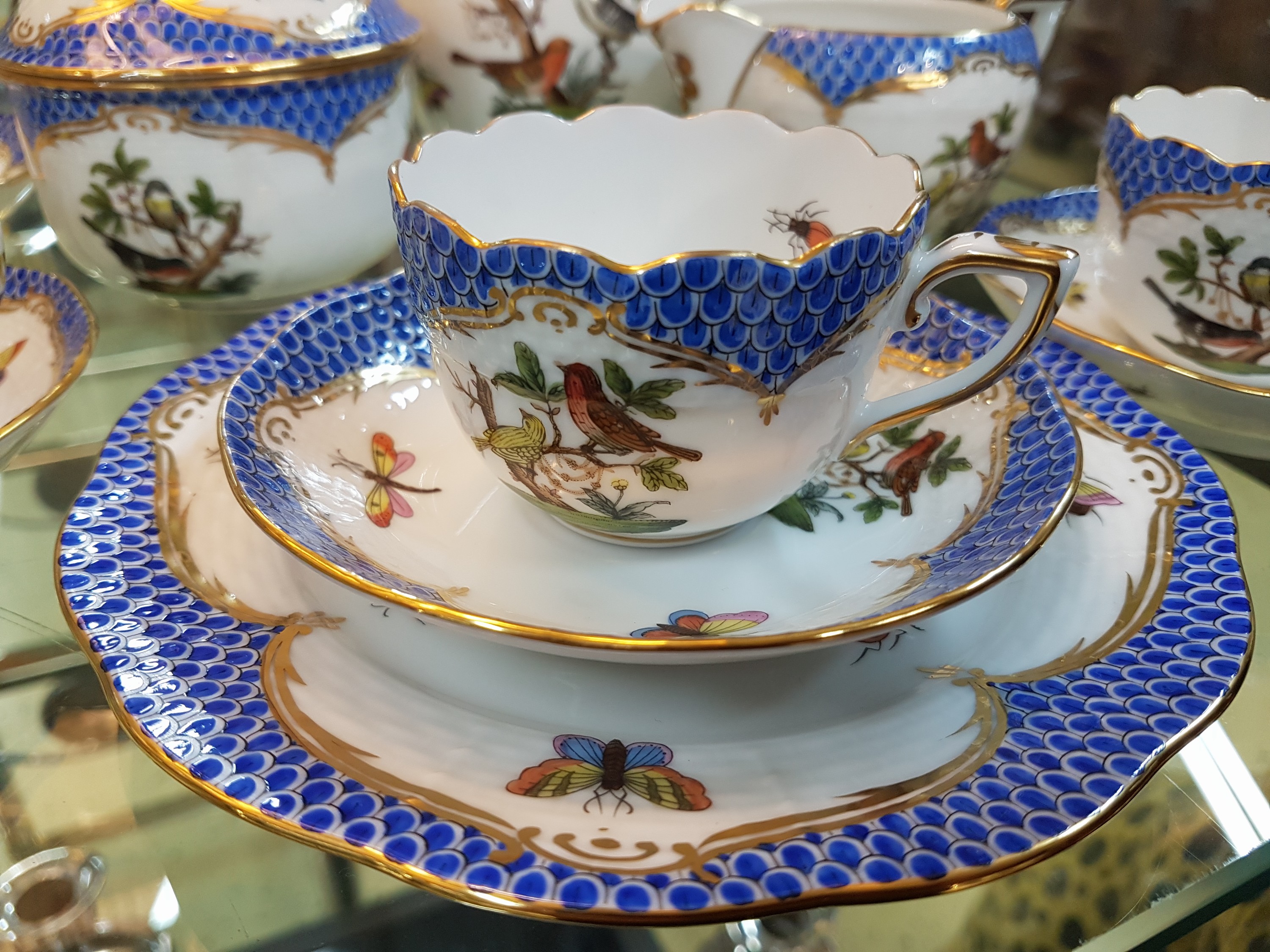 Detail b: Mokkaservice, Rothschild mit blauem Schuppenmuster, Herend, Ungarn, Porzellan, Goldstaffage, 6 Tässchen mit UT,6 GebäcktellerD. 17 cm, Mokkakanne, ...