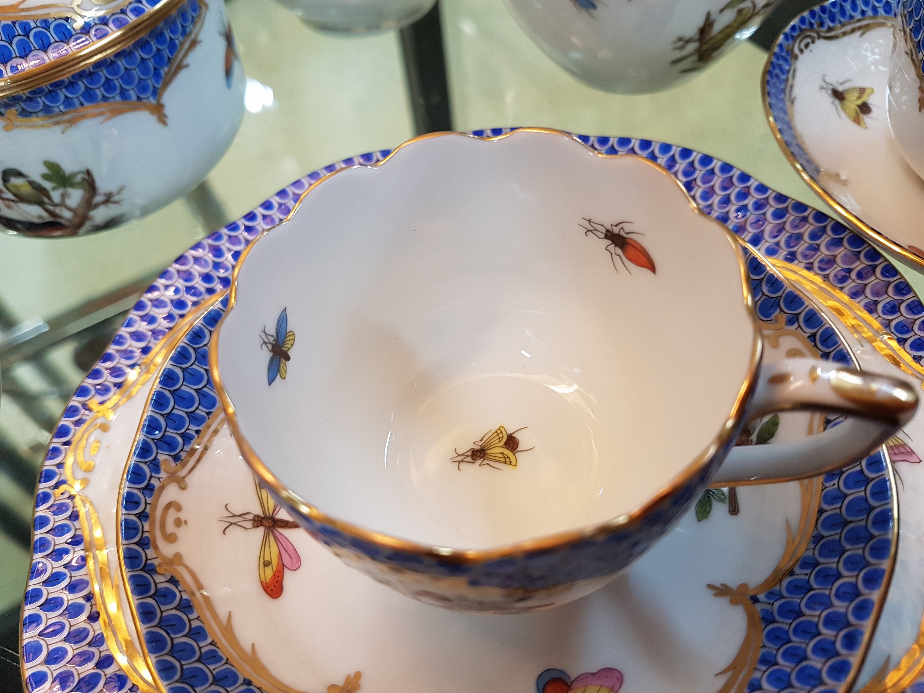 Detail c: Mokkaservice, Rothschild mit blauem Schuppenmuster, Herend, Ungarn, Porzellan, Goldstaffage, 6 Tässchen mit UT,6 GebäcktellerD. 17 cm, Mokkakanne, ...