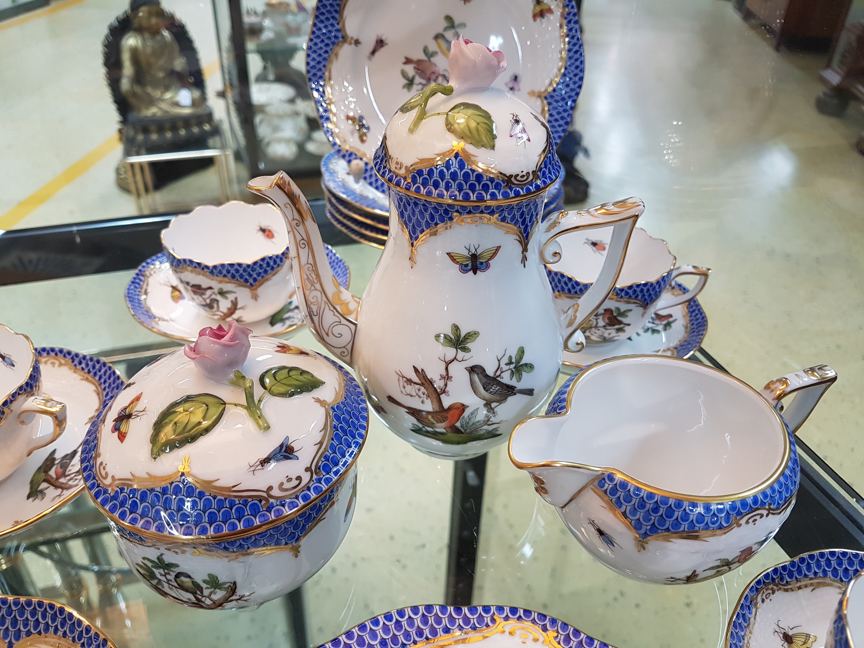 Detail d: Mokkaservice, Rothschild mit blauem Schuppenmuster, Herend, Ungarn, Porzellan, Goldstaffage, 6 Tässchen mit UT,6 GebäcktellerD. 17 cm, Mokkakanne, ...