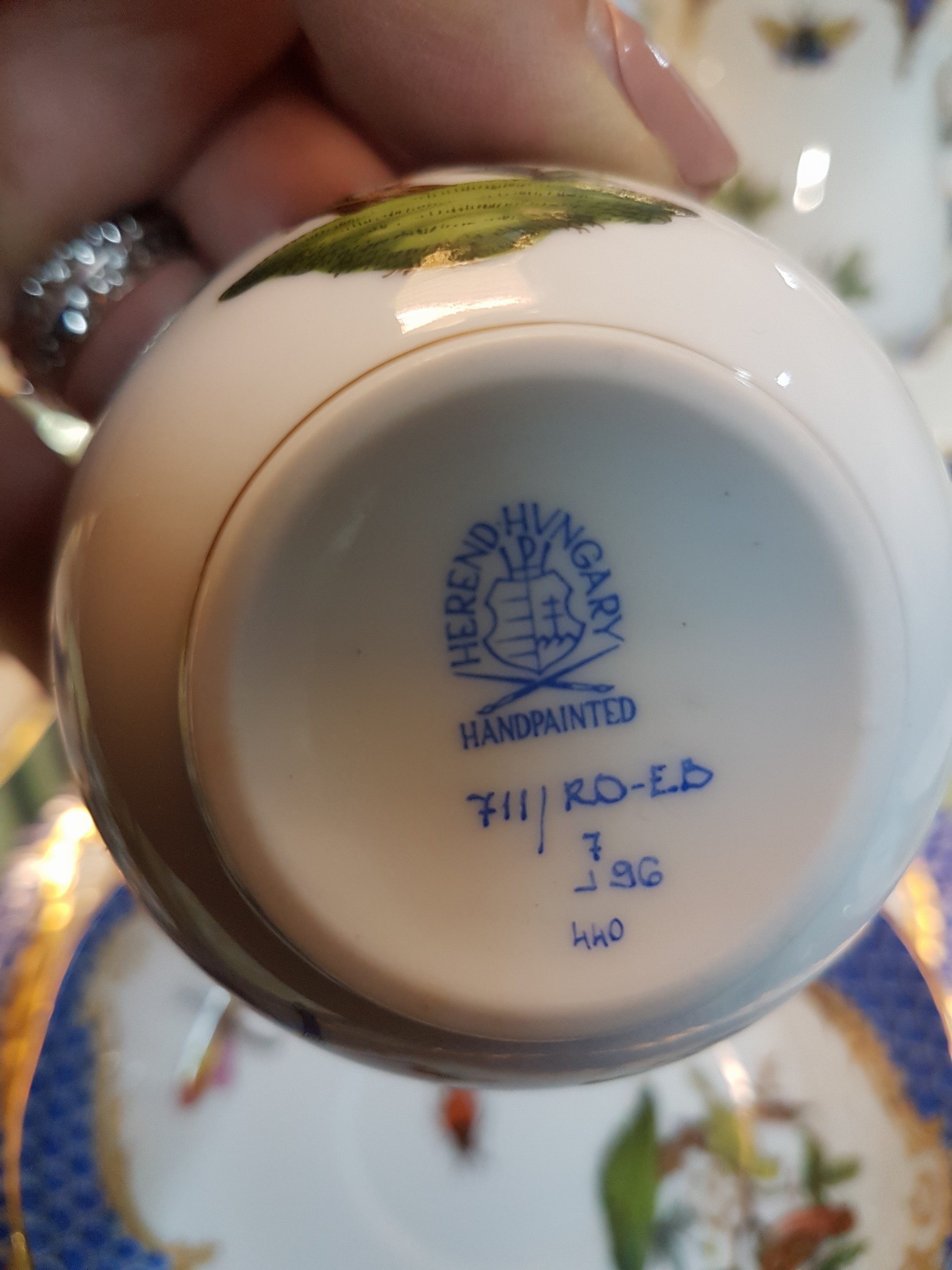 Detail e: Mokkaservice, Rothschild mit blauem Schuppenmuster, Herend, Ungarn, Porzellan, Goldstaffage, 6 Tässchen mit UT,6 GebäcktellerD. 17 cm, Mokkakanne, ...