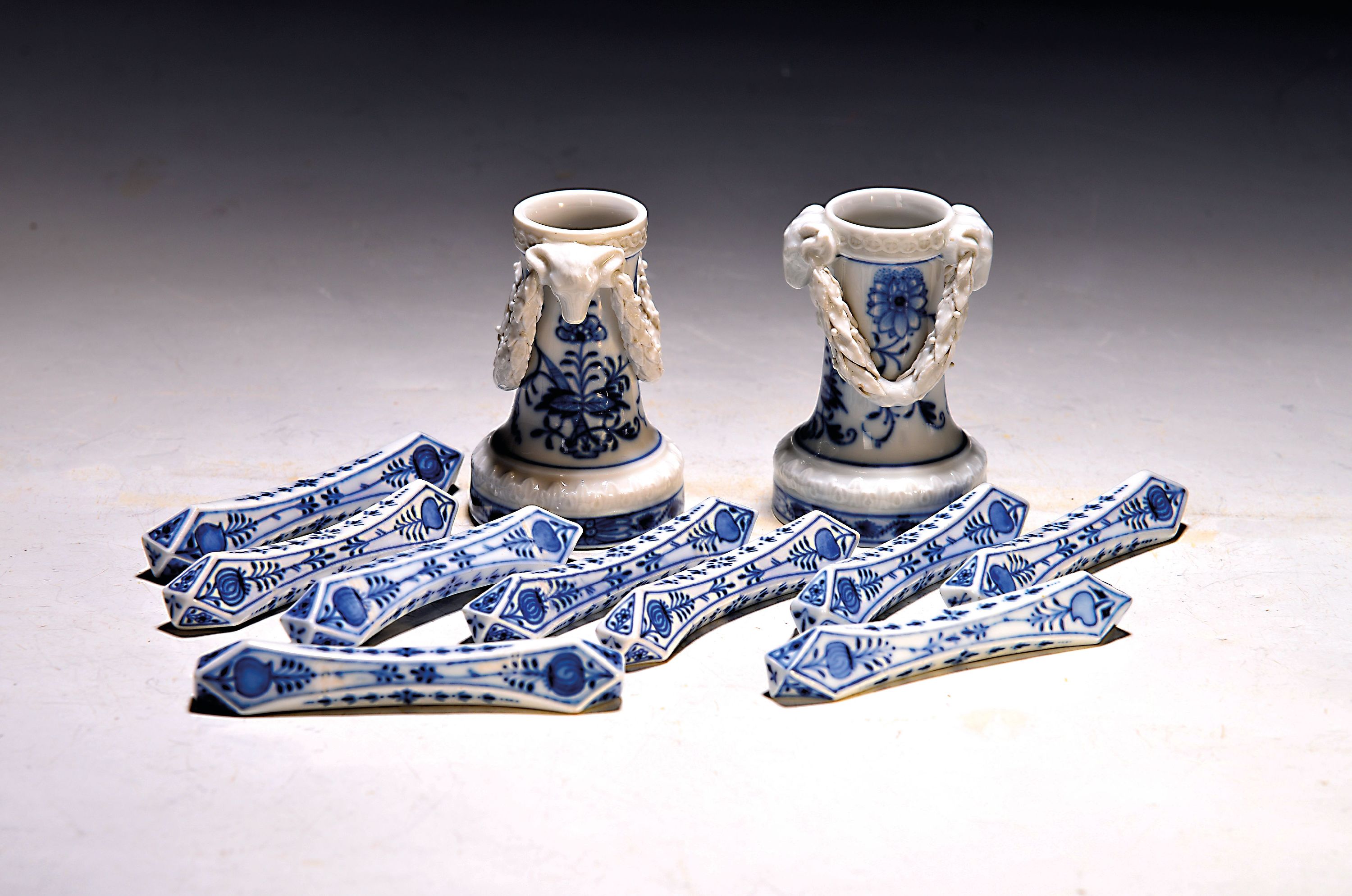 Image 27009946 - 9 Messerbänkchen und ein Paar Leuchter, Meissen, 1. Hälfte 20.Jh., Zwiebelmuster, ...