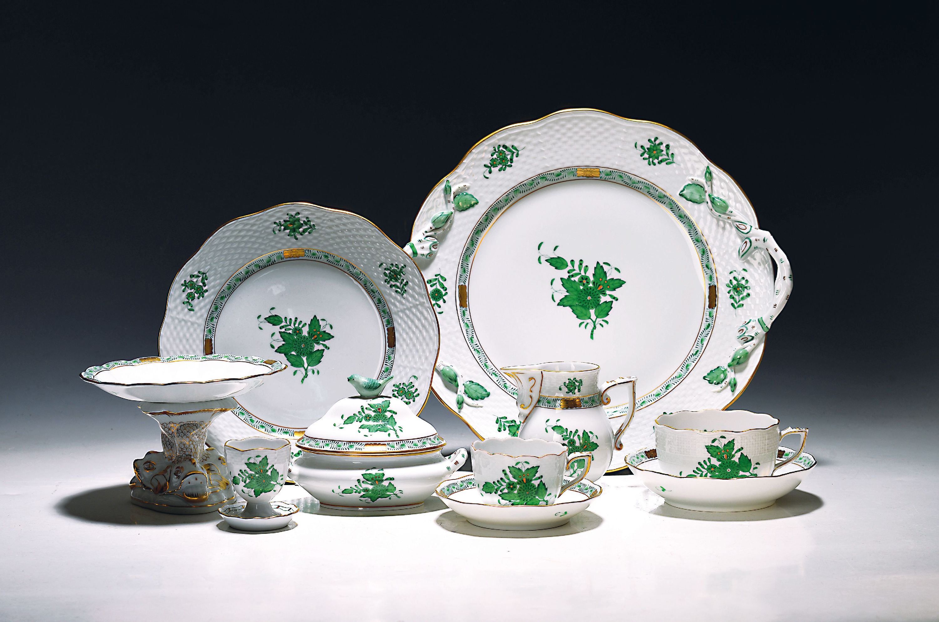 Kaffee- und Teeservice Apponyi grün, Herend, Ungarn, Porzellan, Goldstaffage, 12 Kuchenteller D. 21cm, 15 Teetassen mit UT, 6 Eierbecher, Zuckerdose ...
