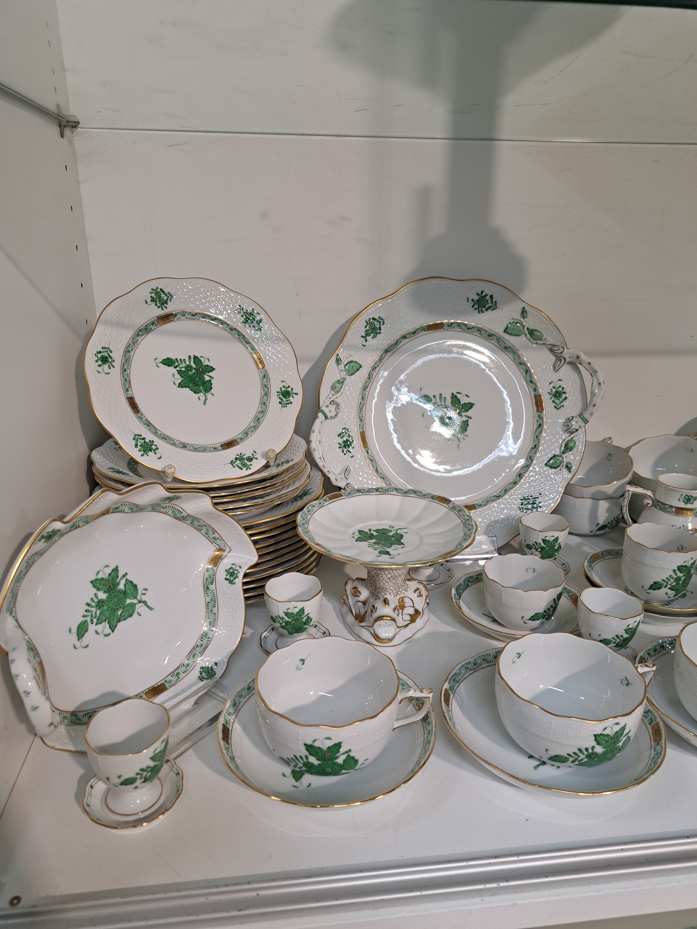 Detail a: Kaffee- und Teeservice Apponyi grün, Herend, Ungarn, Porzellan, Goldstaffage, 12 Kuchenteller D. 21cm, 15 Teetassen mit UT, 6 Eierbecher, Zuckerdose ...