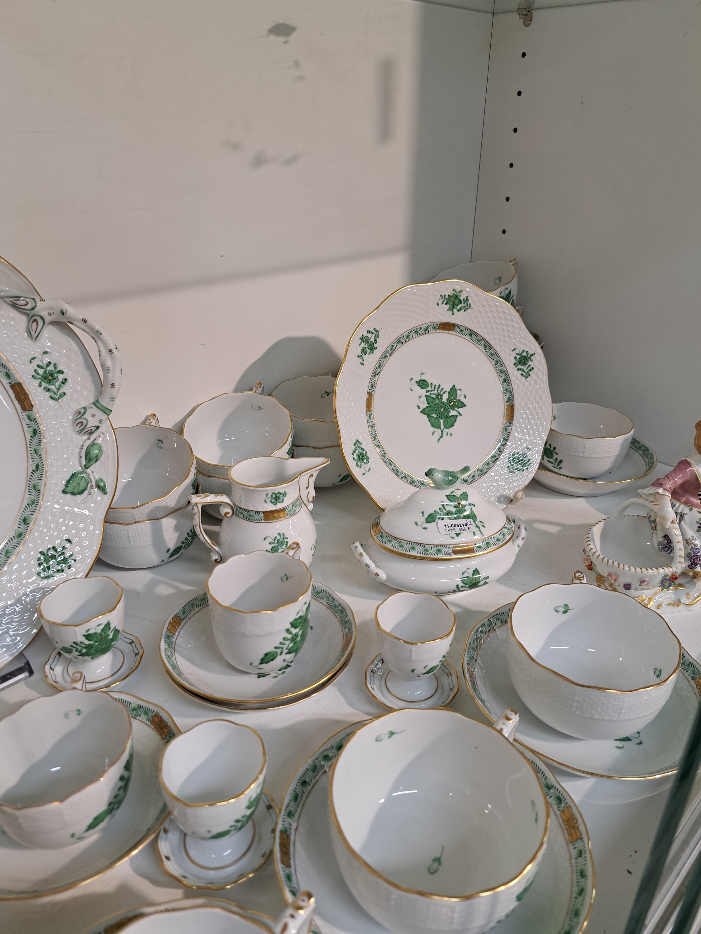 Detail b: Kaffee- und Teeservice Apponyi grün, Herend, Ungarn, Porzellan, Goldstaffage, 12 Kuchenteller D. 21cm, 15 Teetassen mit UT, 6 Eierbecher, Zuckerdose ...