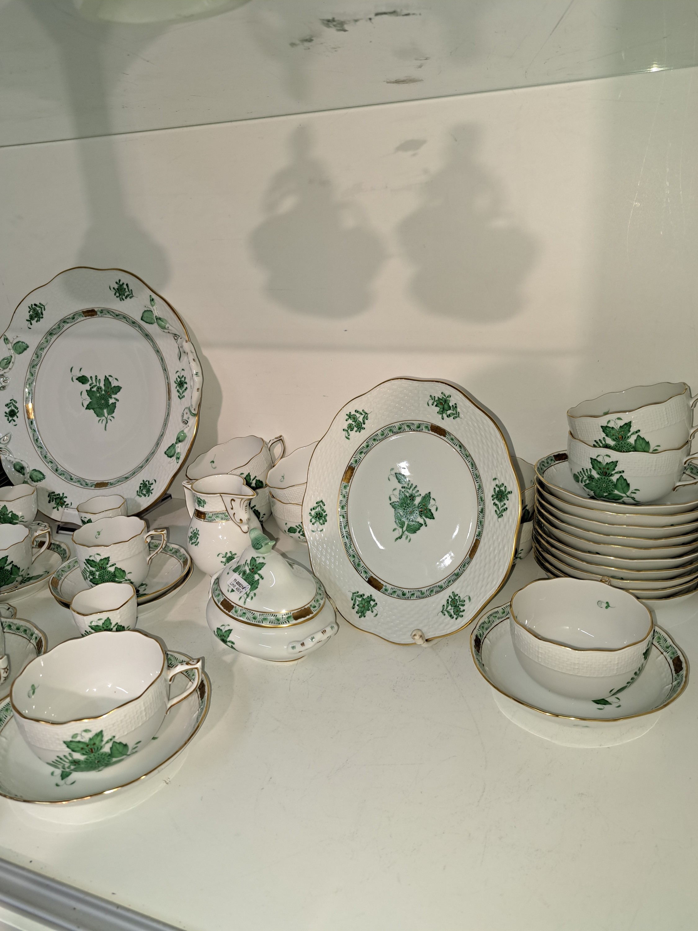 Detail c: Kaffee- und Teeservice Apponyi grün, Herend, Ungarn, Porzellan, Goldstaffage, 12 Kuchenteller D. 21cm, 15 Teetassen mit UT, 6 Eierbecher, Zuckerdose ...