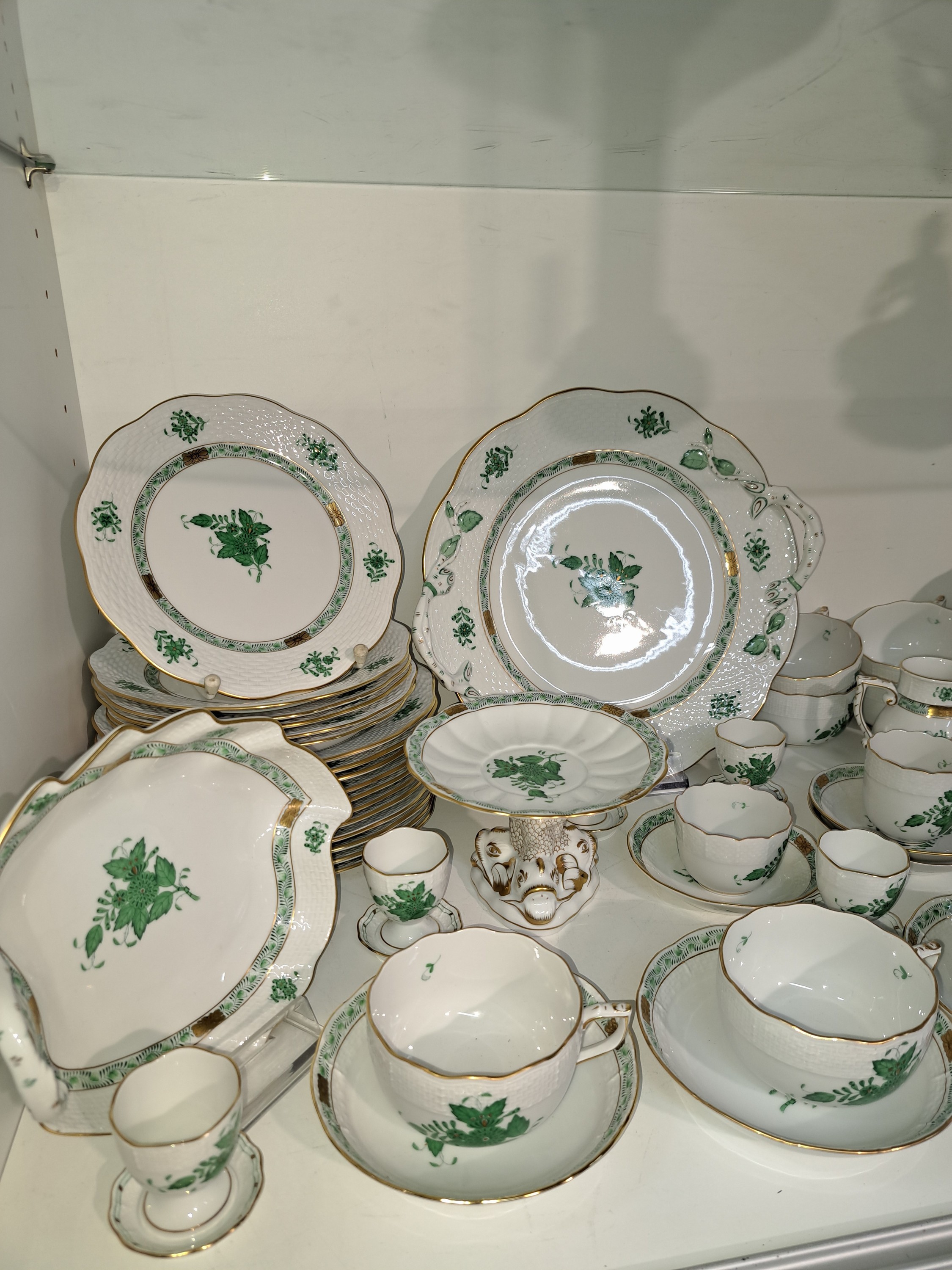 Detail d: Kaffee- und Teeservice Apponyi grün, Herend, Ungarn, Porzellan, Goldstaffage, 12 Kuchenteller D. 21cm, 15 Teetassen mit UT, 6 Eierbecher, Zuckerdose ...