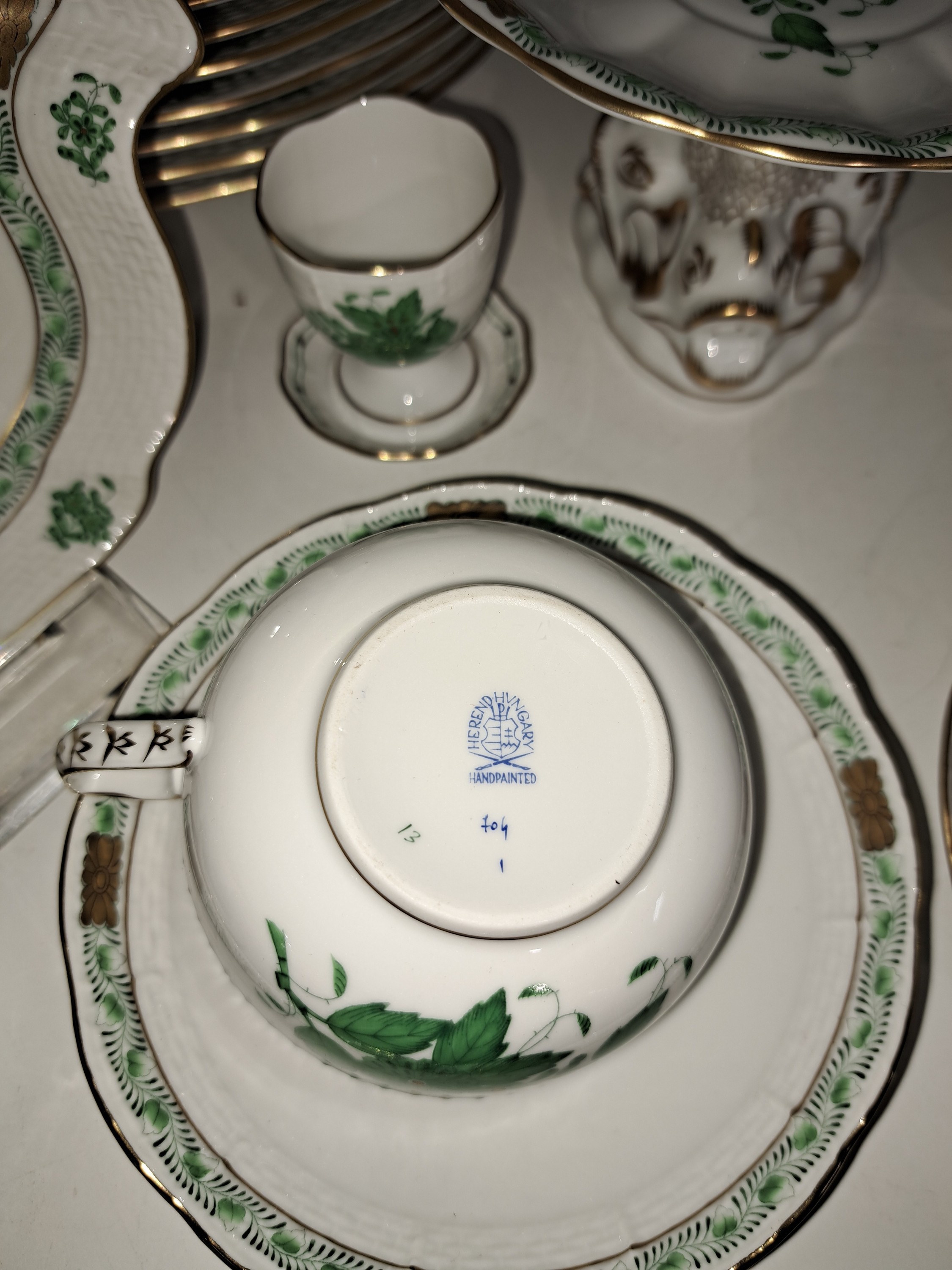 Detail e: Kaffee- und Teeservice Apponyi grün, Herend, Ungarn, Porzellan, Goldstaffage, 12 Kuchenteller D. 21cm, 15 Teetassen mit UT, 6 Eierbecher, Zuckerdose ...