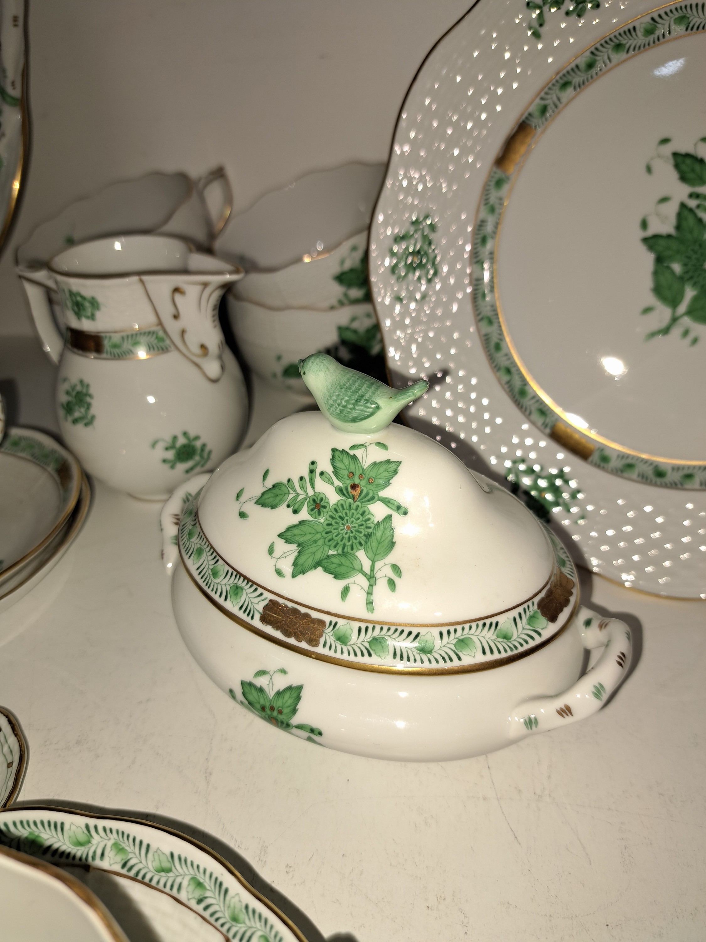 Detail f: Kaffee- und Teeservice Apponyi grün, Herend, Ungarn, Porzellan, Goldstaffage, 12 Kuchenteller D. 21cm, 15 Teetassen mit UT, 6 Eierbecher, Zuckerdose ...