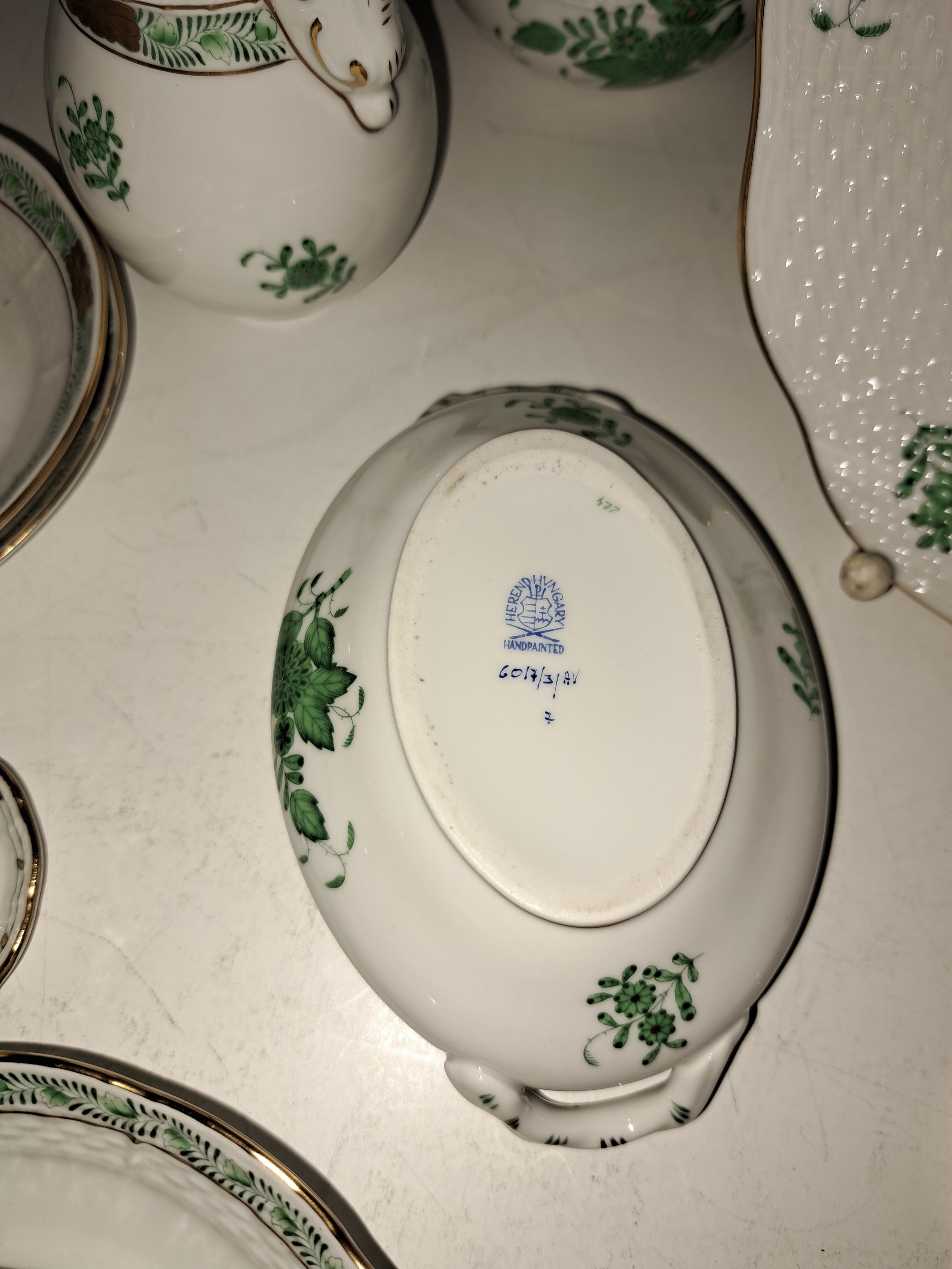 Detail g: Kaffee- und Teeservice Apponyi grün, Herend, Ungarn, Porzellan, Goldstaffage, 12 Kuchenteller D. 21cm, 15 Teetassen mit UT, 6 Eierbecher, Zuckerdose ...