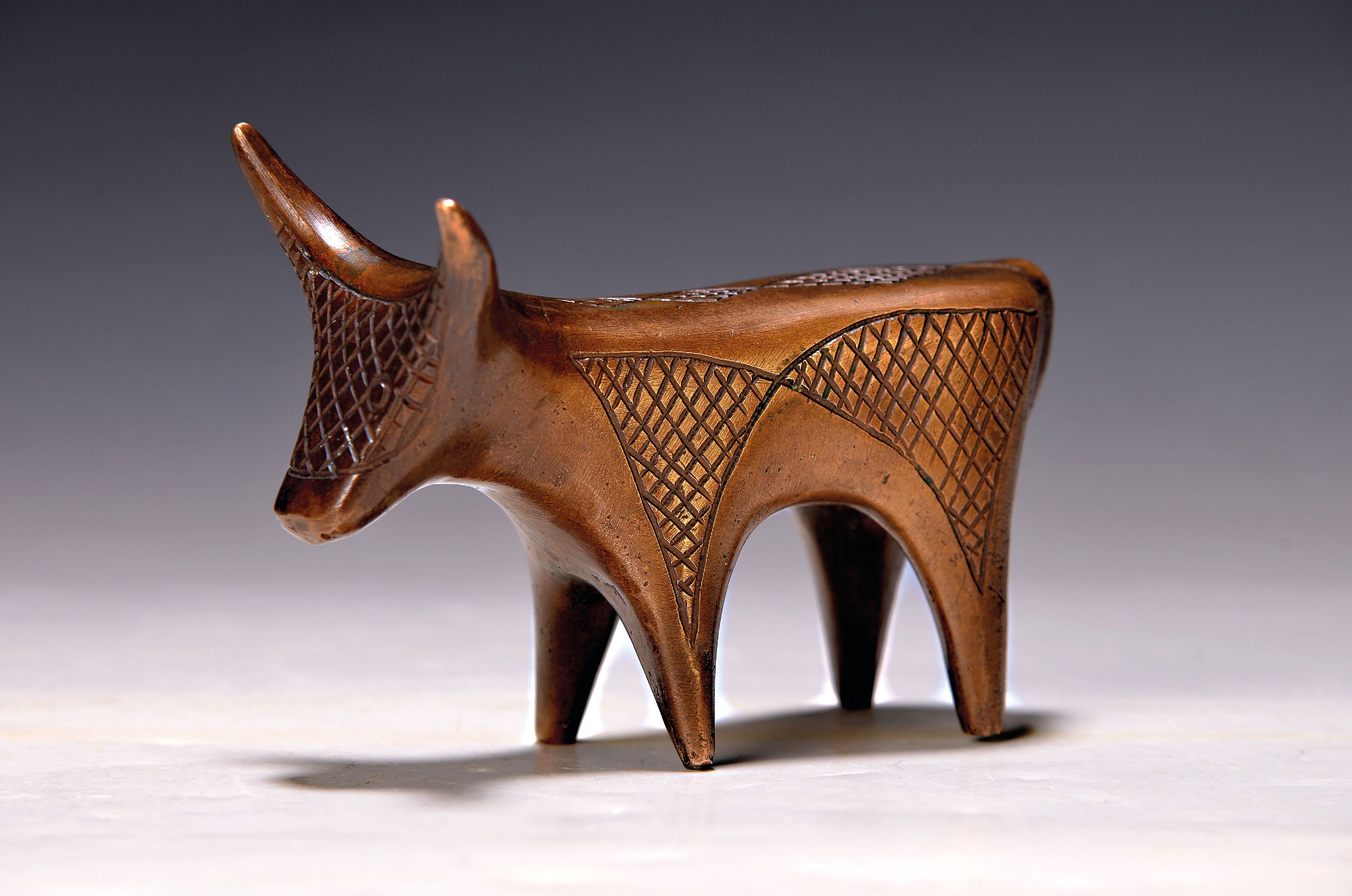 Detail k: Ewald Mataré, Bronzefigur 1887 Burtscheid - 1965 Burtscheid/Aachen, "stehende Kuh/ Zinkkuh", Guß von 1975, Ed. 5, graphische/geometrische ...