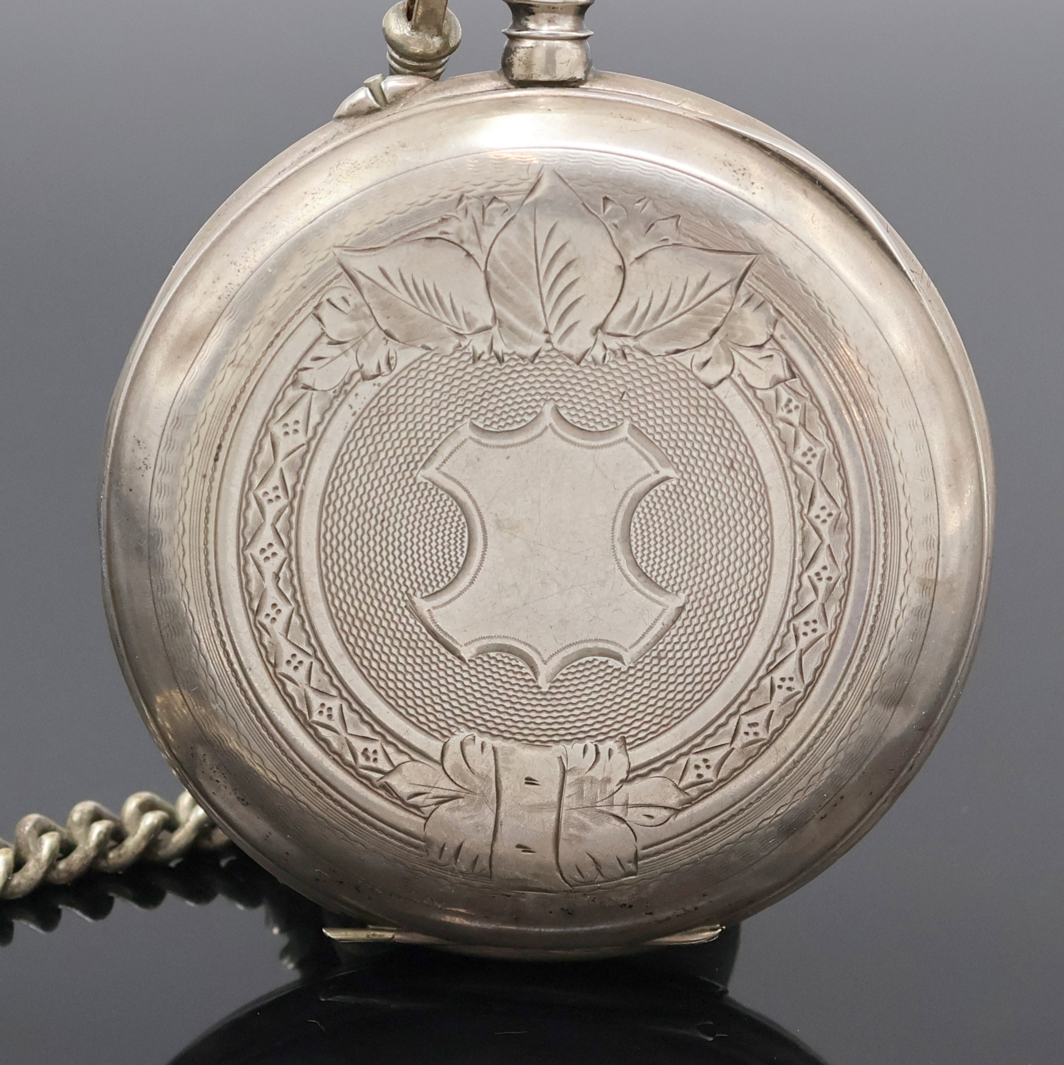 Detail a: ECLIPSE große offene Taschenuhr in Silber mit Nickel-Kette, Schweiz um 1890, Geh. dell., Rückdeckel m. floraler Grav. u. Monogrammspiegel, ...