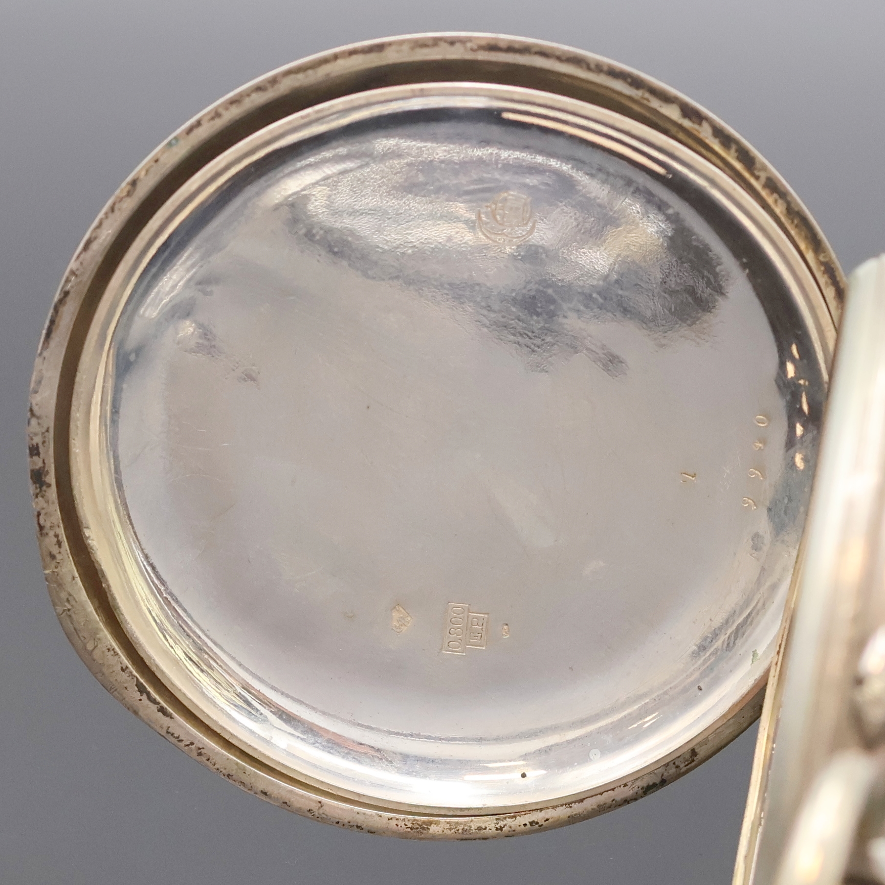 Detail e: ECLIPSE große offene Taschenuhr in Silber mit Nickel-Kette, Schweiz um 1890, Geh. dell., Rückdeckel m. floraler Grav. u. Monogrammspiegel, ...