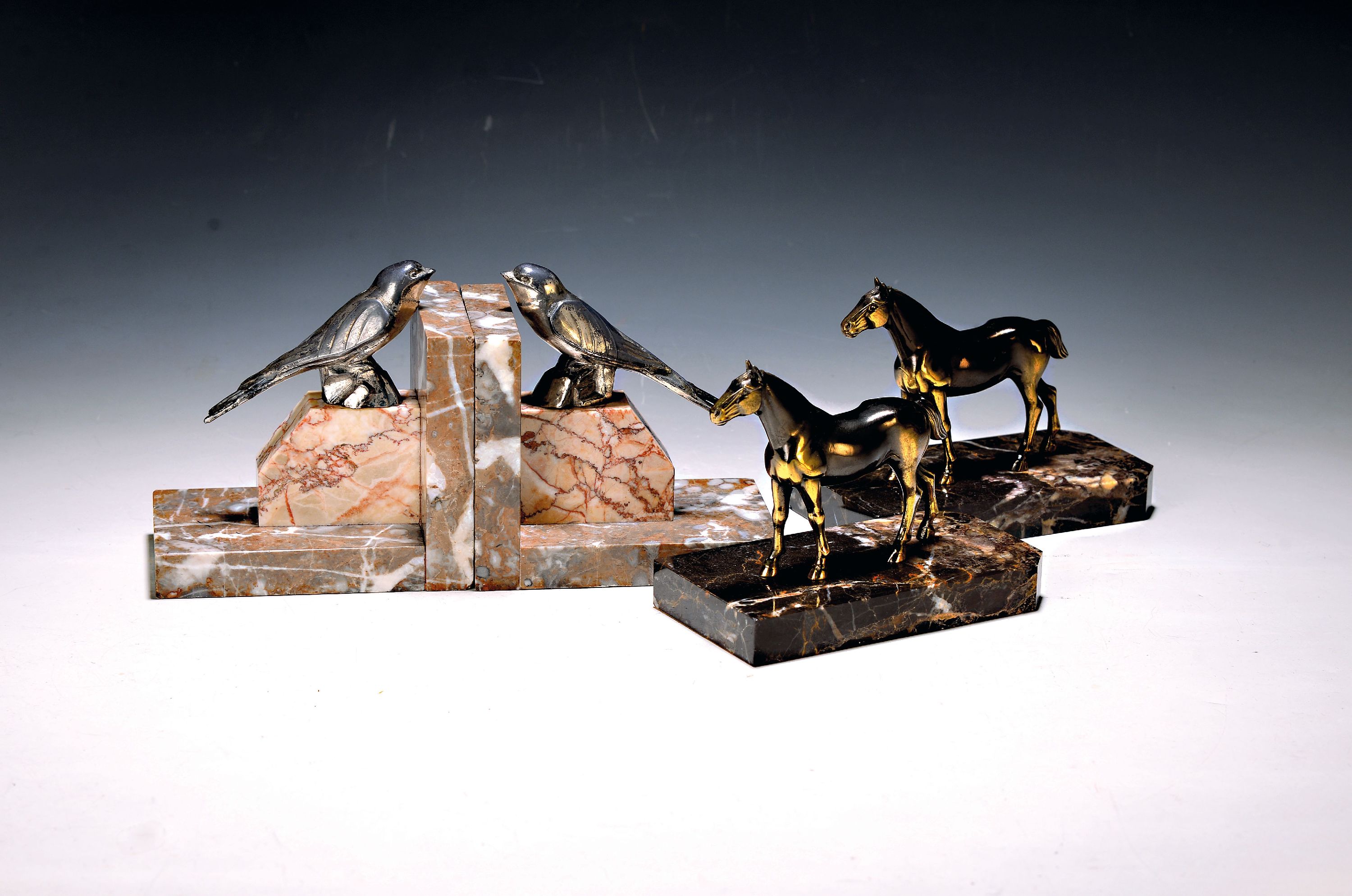 Image 27010081 - 2 Paar Buchstützen, 20.Jh., unterschiedlich farbige Marmorstützen, ein Paar bekrönt ...