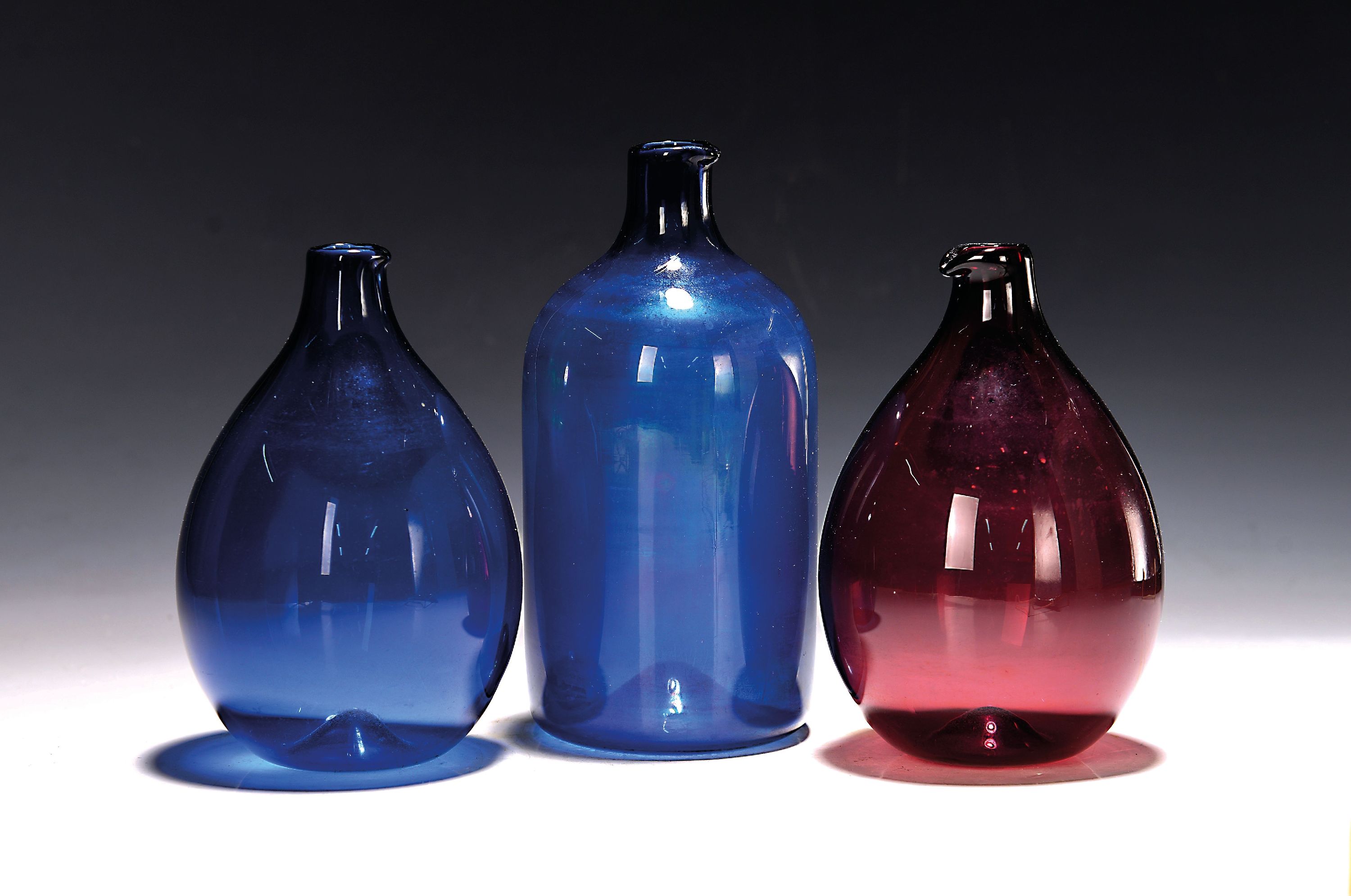 Image 27010086 - 3 Farbglasvasen, IItala, Finnland, 2.Hälfte 20.Jh., dunkelblaues bzw. bordeauxrotes ...