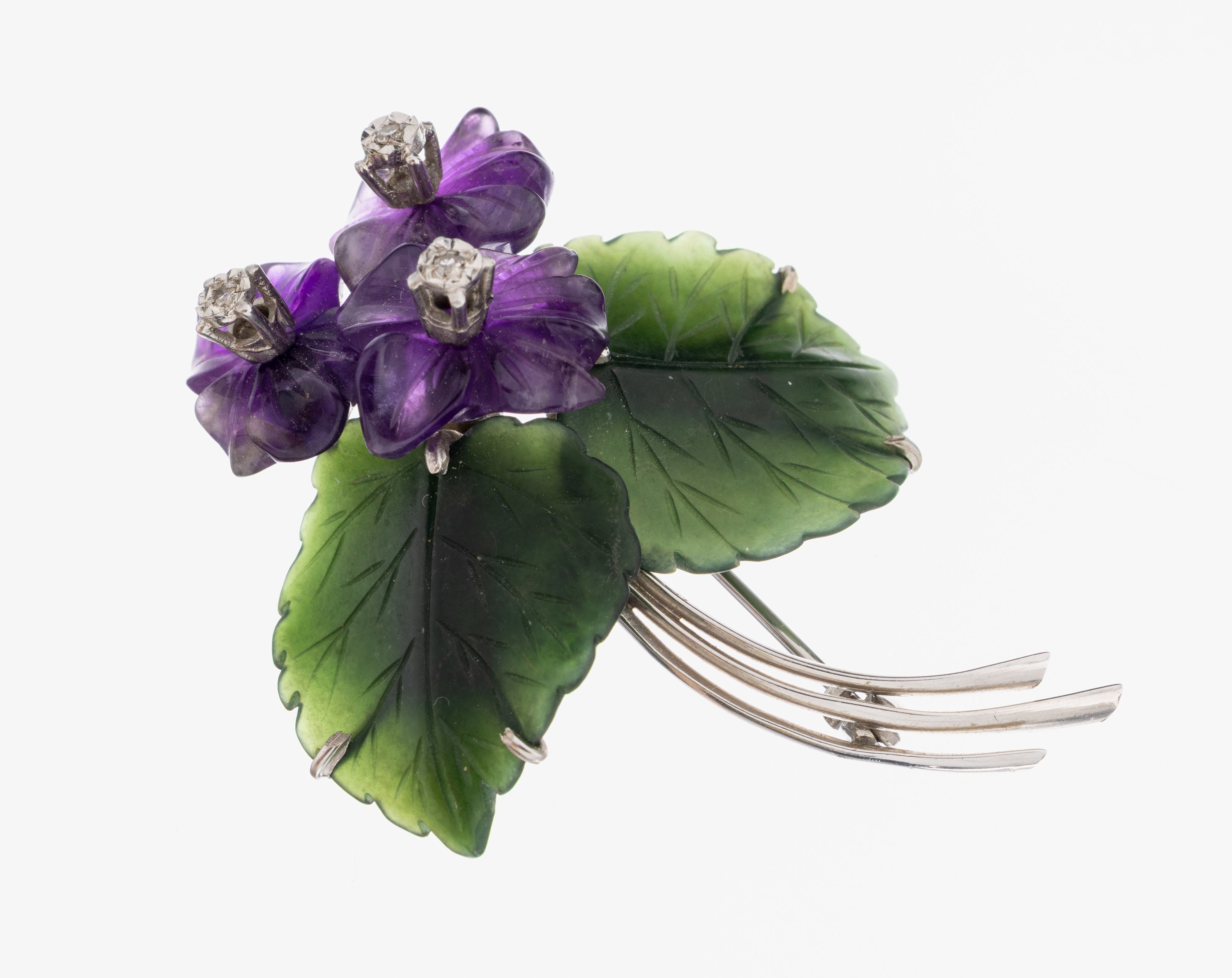 Image 27010088 - 14 kt Gold Nephrit-Amethyst-Diamant- Veilchenbrosche, 1960er Jahre, WG 585/000, 2 grav. ...