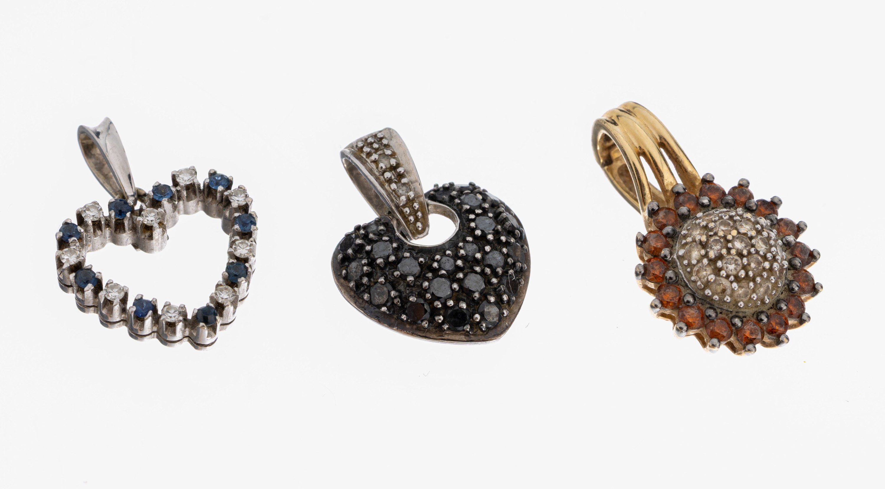 Image 27010092 - Konvolut 3 Farbstein-Diamant-Anhänger, 1 x WG 750/000, Herz, 9 rundfacett. Saphire ...